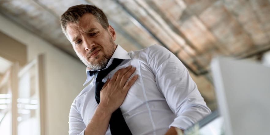 Чоловік тримається за серце