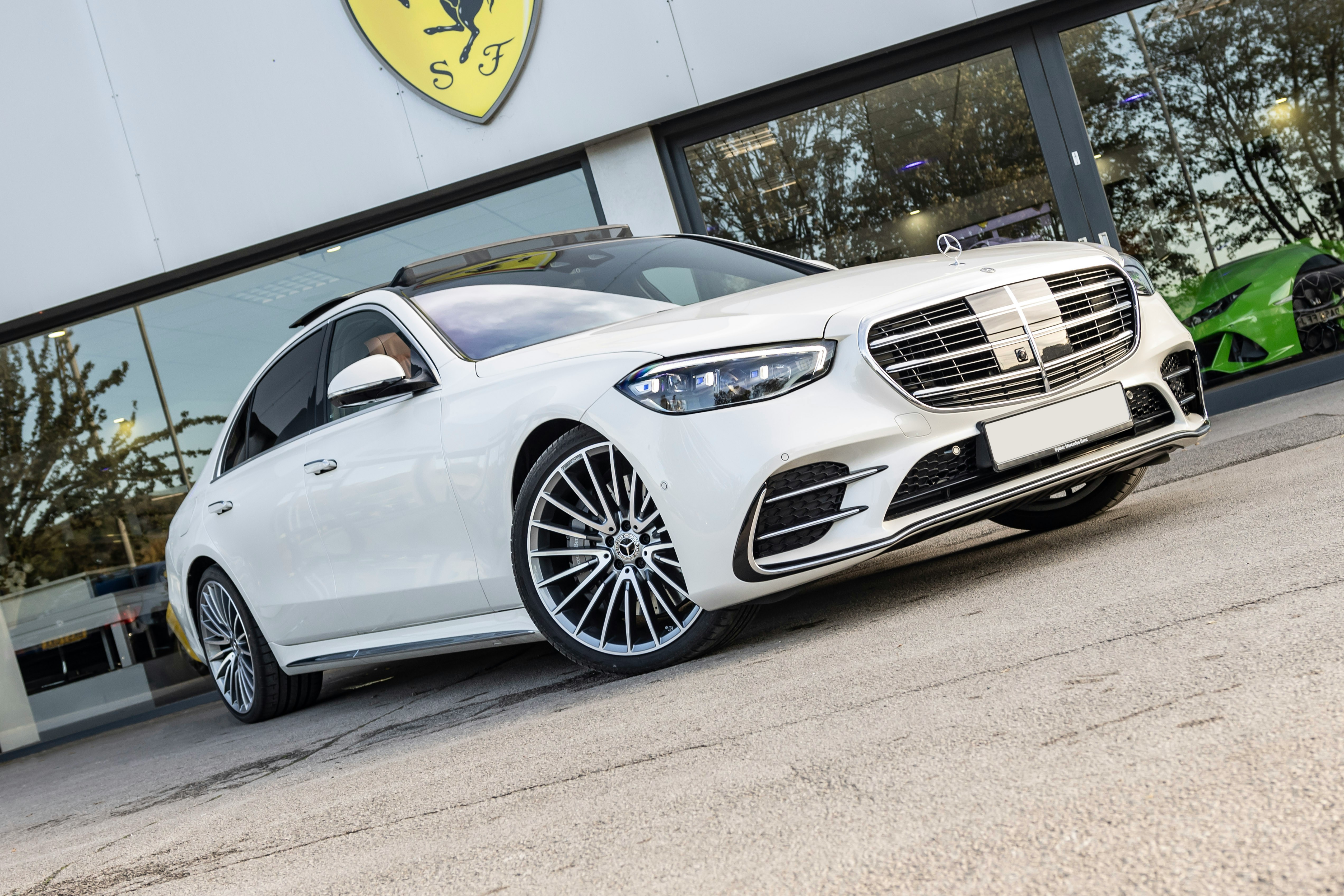 Chauffeur privé avec véhicule de luxe Mercedes à Monaco – service de transport haut de gamme Côte d’Azur.