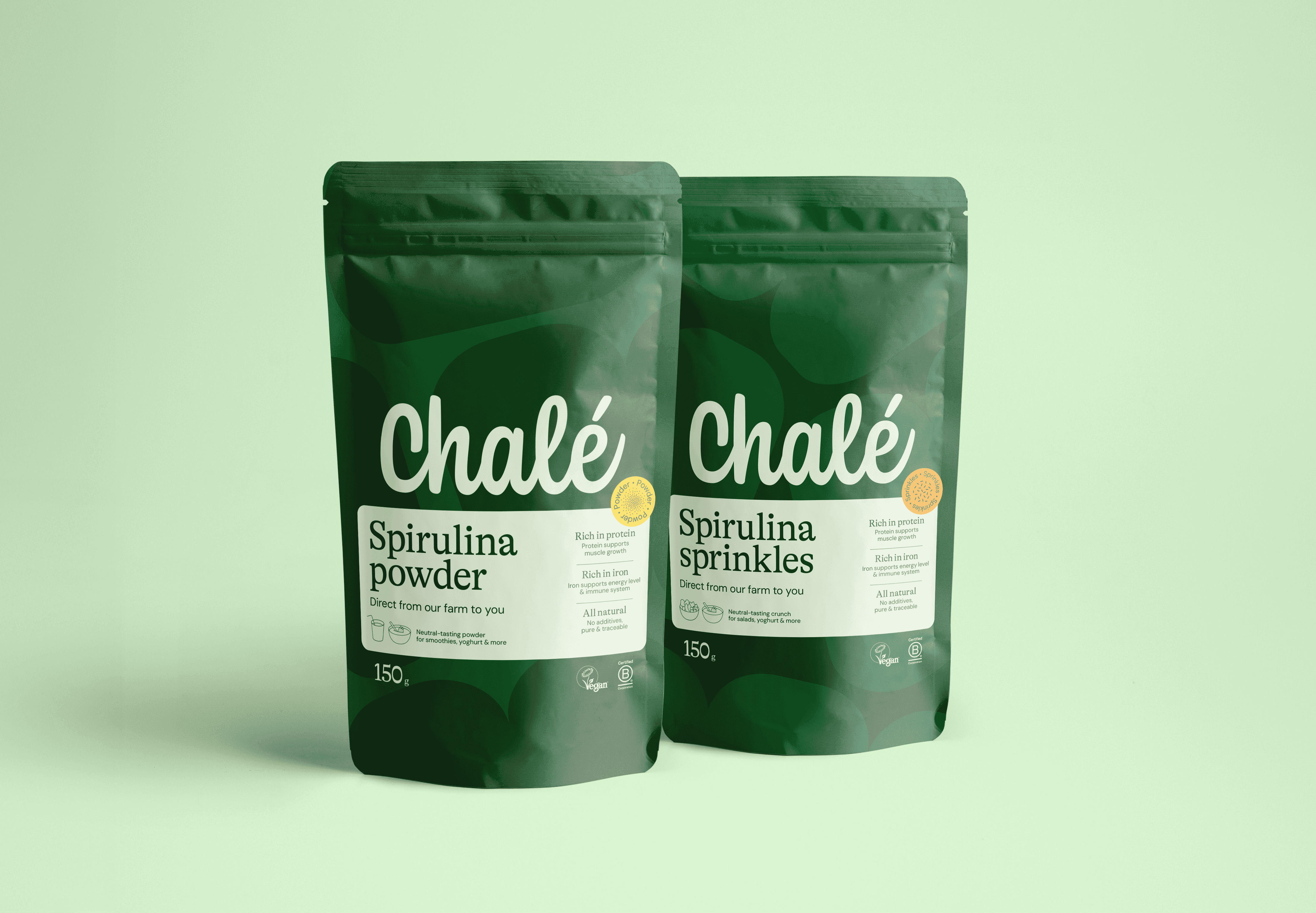 Spirulina sprinkles together with fruit and a fresh smoothie