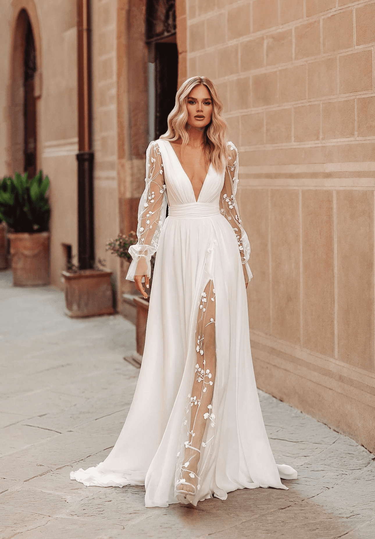 Schlichtes Hochzeitskleid mit Spitzenärmeln für das Standesamt von Anna Sposa