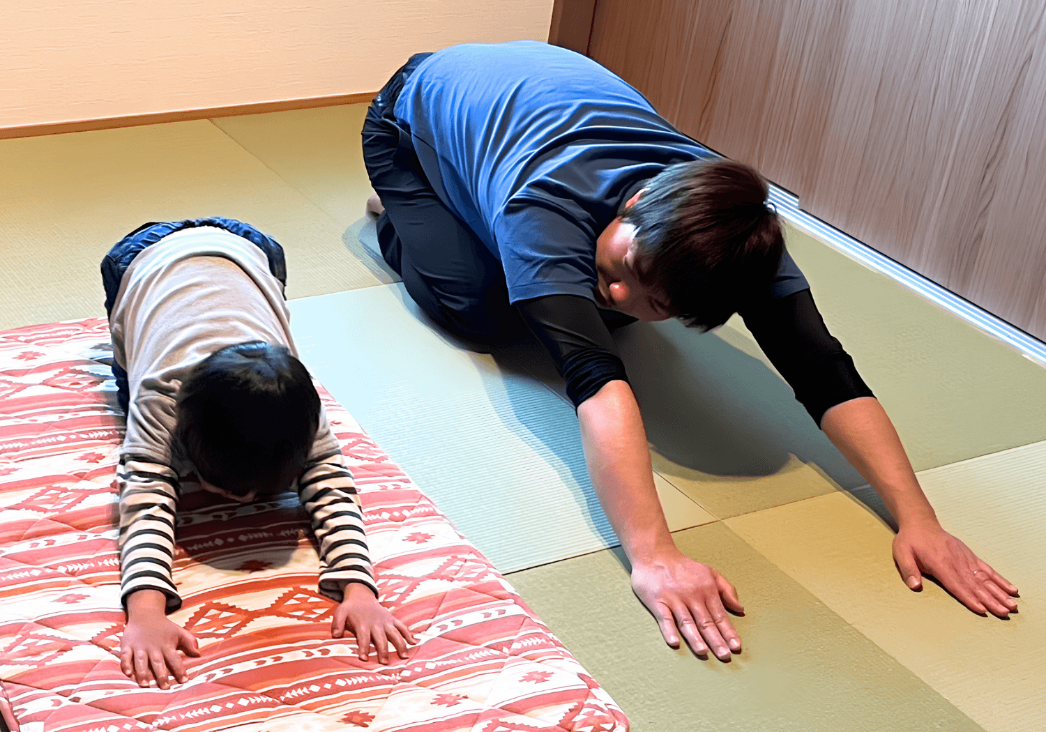 子どもにストレッチを指導する理学療法士・寺澤慶大先生