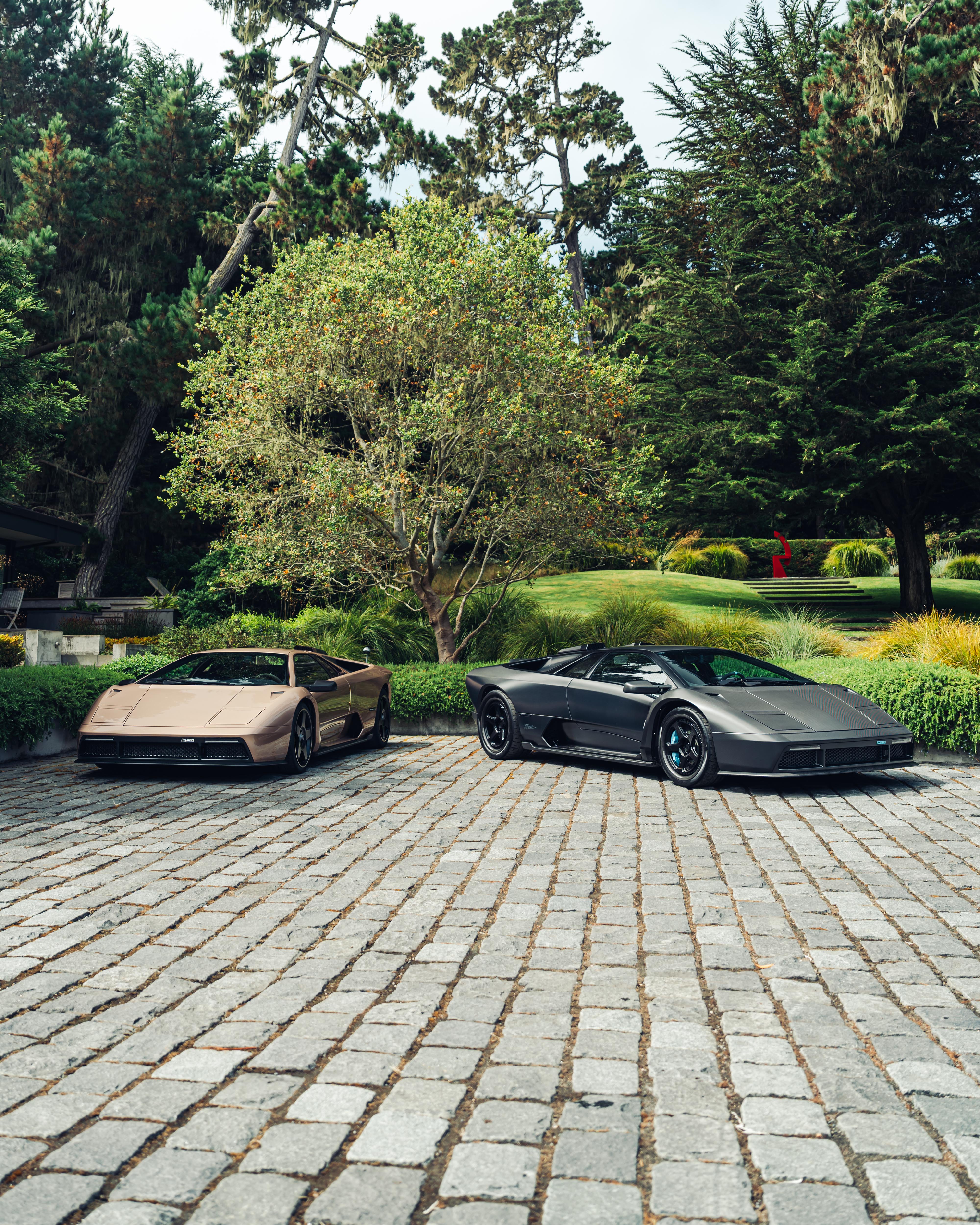 Foto di due eccentrica parcheggiate davanti a un boschetto