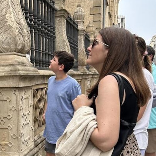 Гид дает инструкции клиентам перед собором.