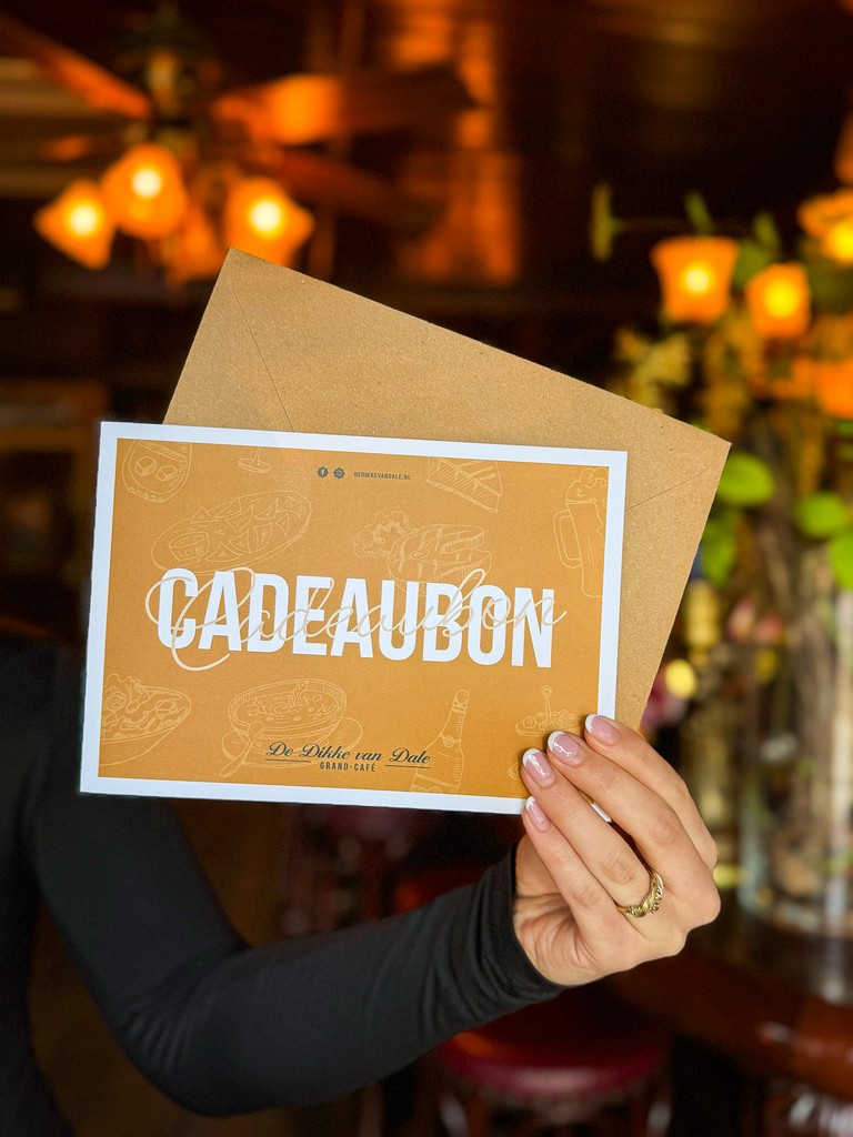 Iemand houdt de Cadeaubon vast