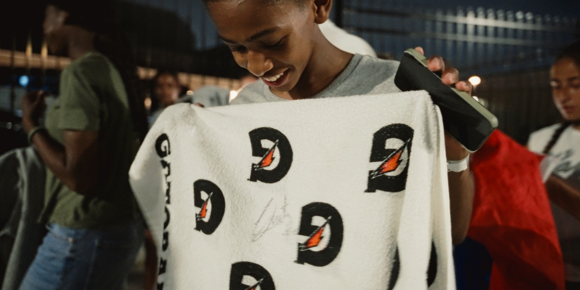 Fière d’un autographe, un jeune admire sa serviette Gatorade au camp Combine Elite.