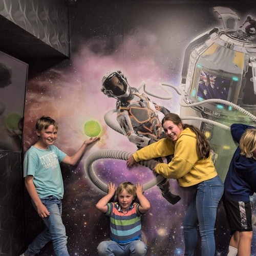 Ambil foto dengan dinding interaktif kami!