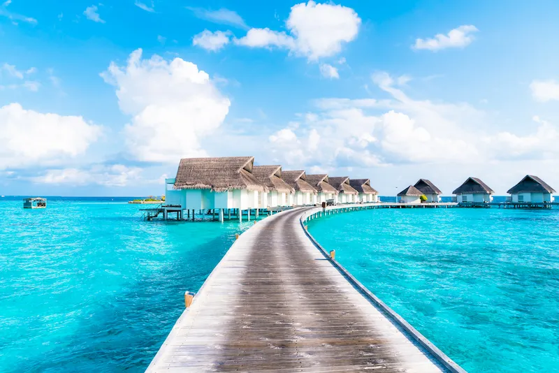 Bangalôs sobre o mar nas Ilhas Maldivas com águas cristalinas