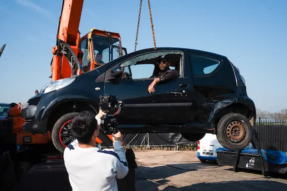 Cameraman filmt videocontent op locatie tijdens een contentdag voor een klant