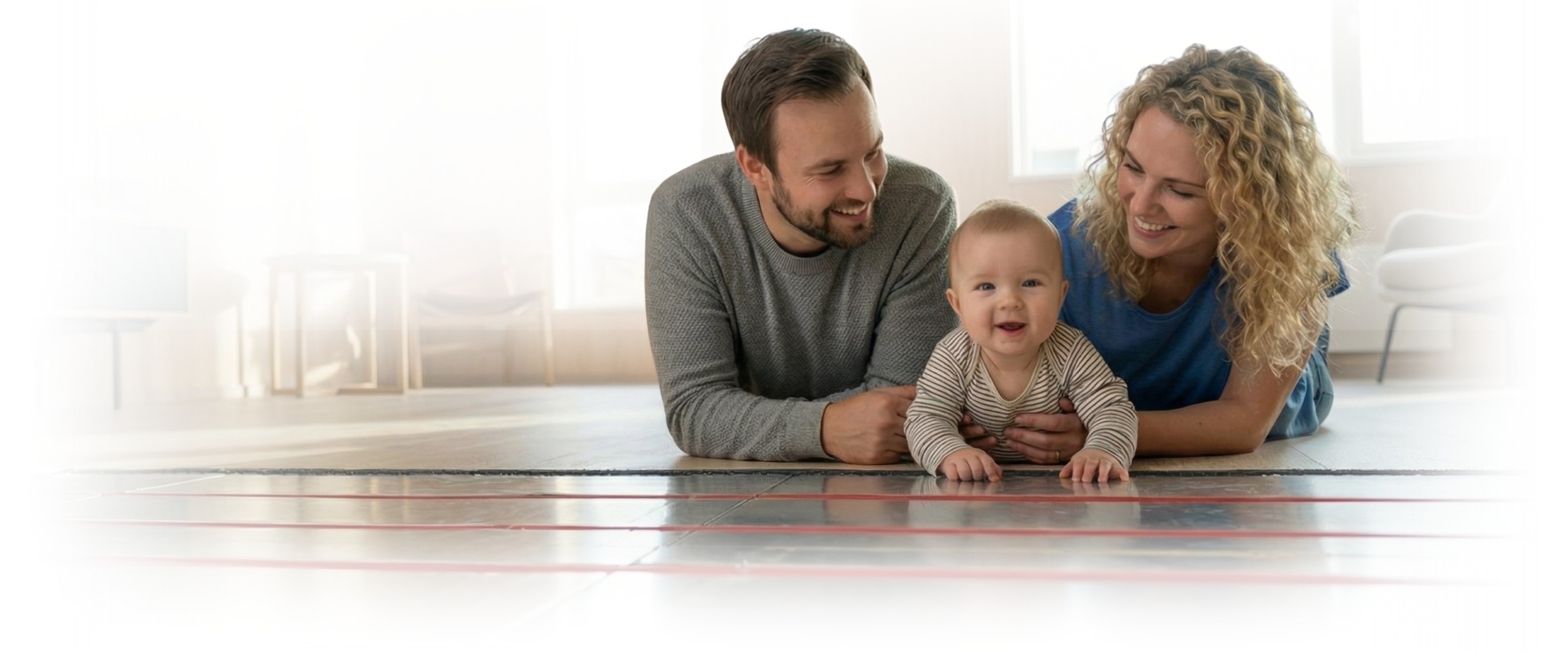 Header Bild für Desktop Version mit einem Baby und einer Auflistung verschiedener Merkmale unserer Fußbodenheizung.