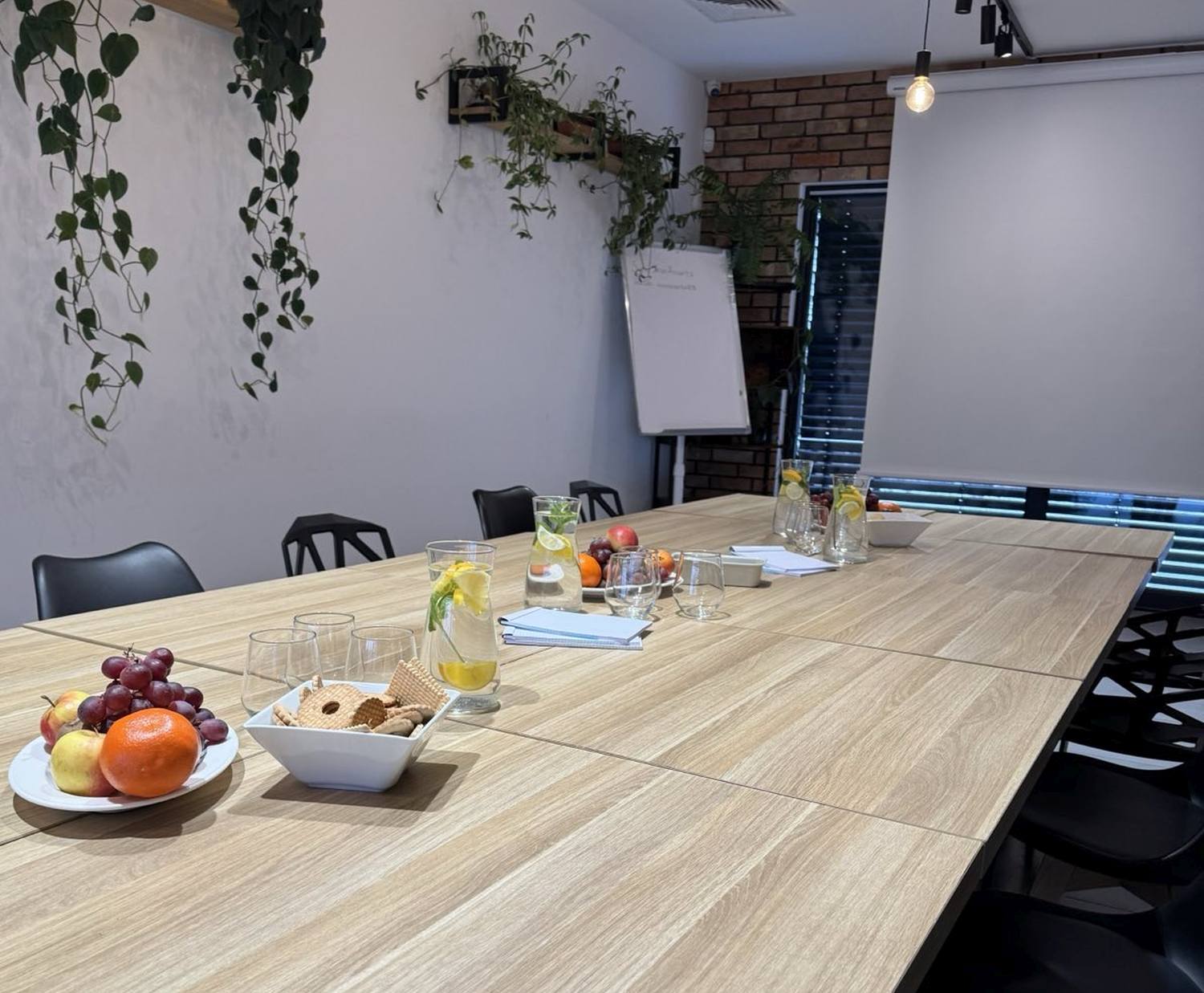 spotkanie biznesowe przy stole restauracja