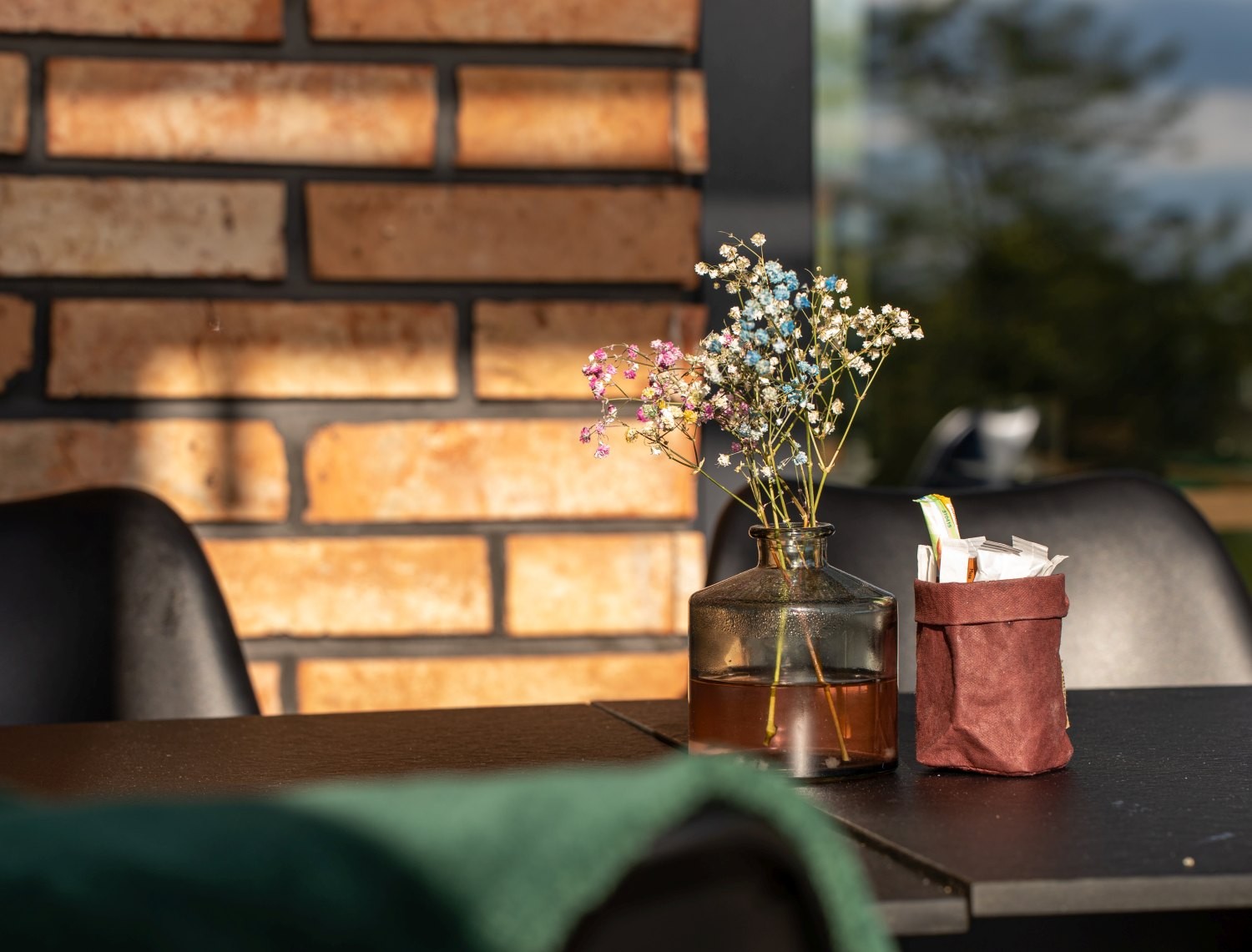 Detal na stoliku w restauracji Niedźwiedzia 25 – spokojny moment dla rodziców podczas weekendu