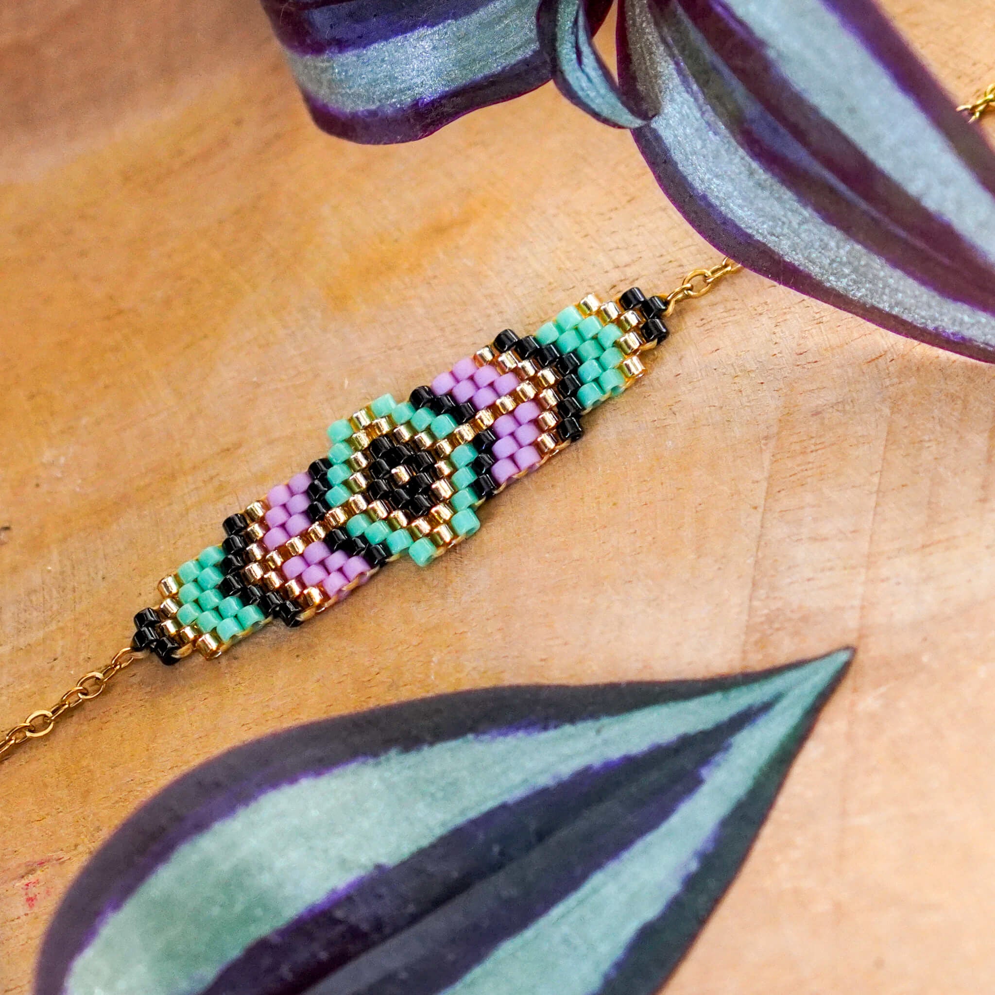 Pastelowa bransoletka z koralików Miyuki Magic Dream w odcieniach opalu i różu na stalowym łańcuszku.