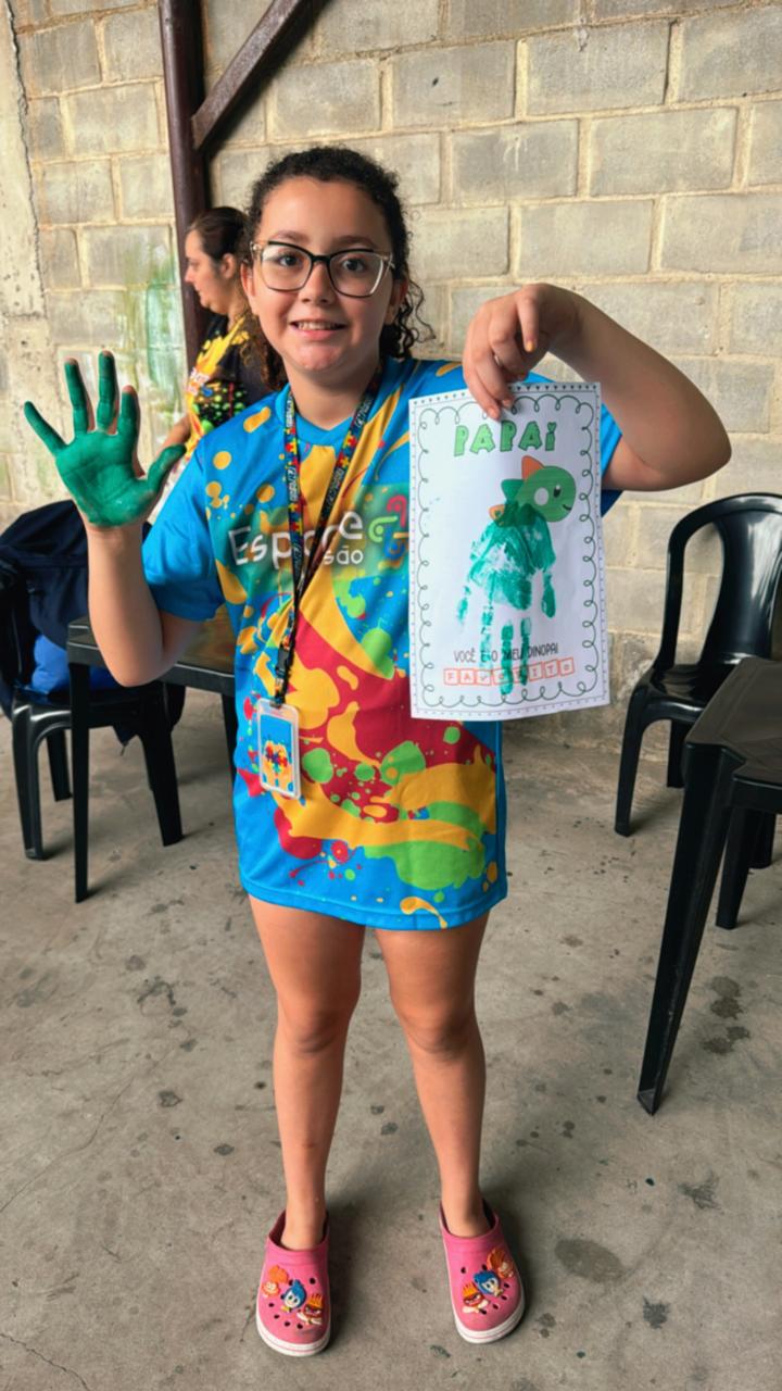 Criança mostrando seu trabalho artístico