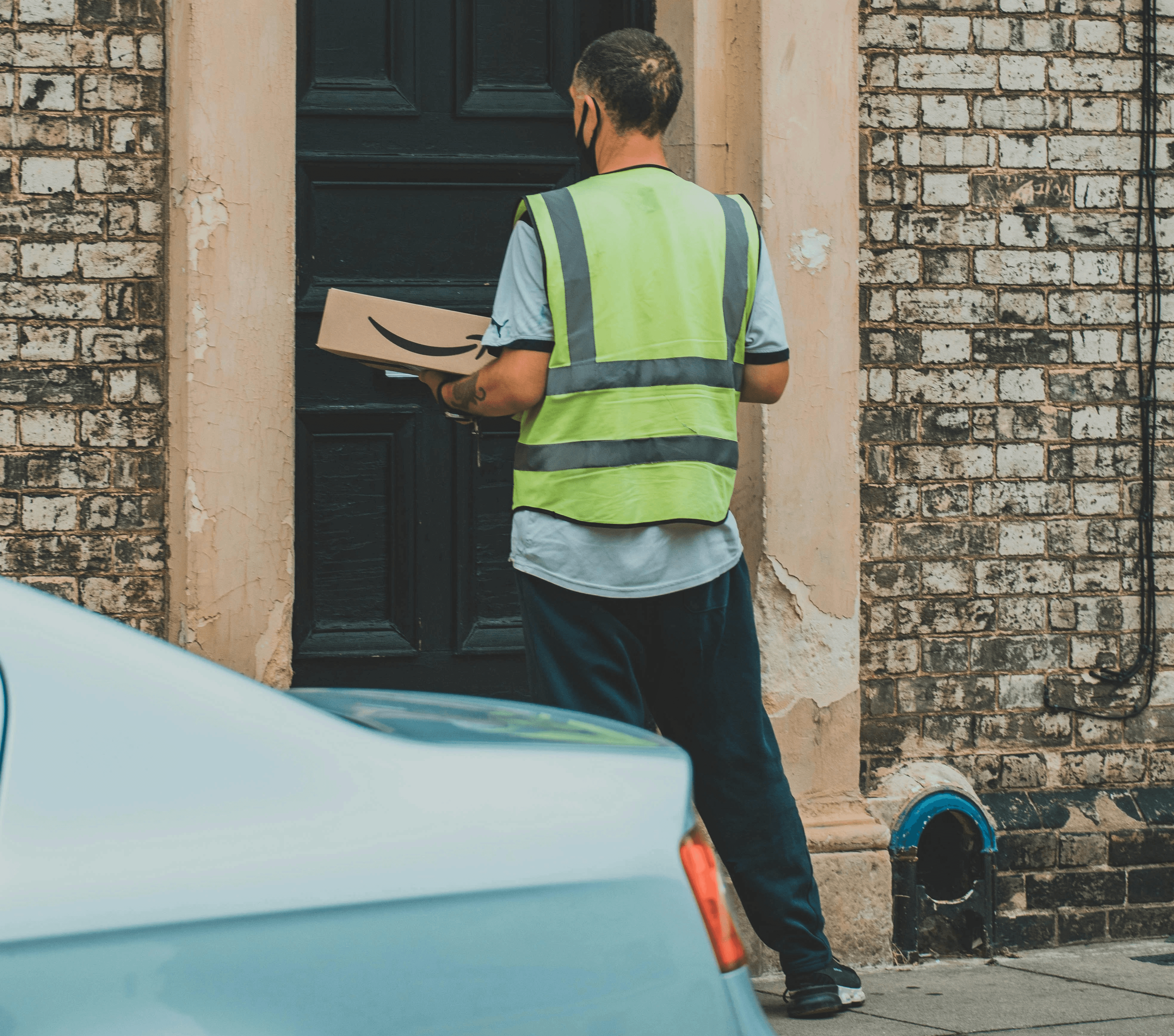 Optimisez l'envoi de vos marchandises vers les centres Amazon en sélectionnant un fournisseur partenaire pour des tarifs réduits ou un transporteur tiers en suivant les consignes d'Amazon. Une planification adaptée garantit une logistique fluide et des économies.