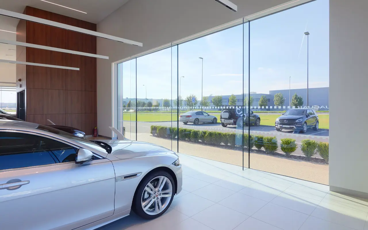 Bezrámové zasklení autosalon Jaguar