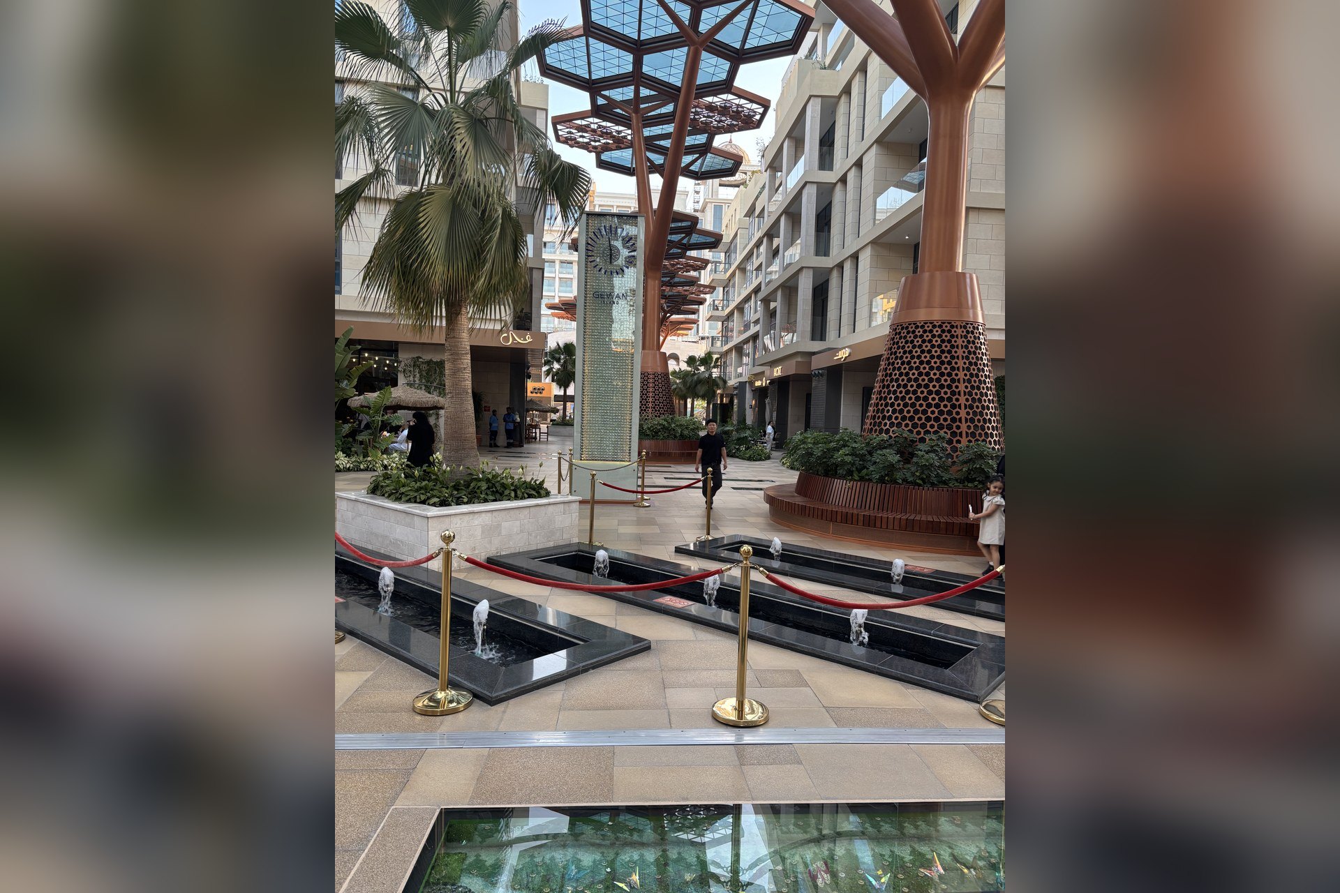 Les fontaines et les colonnes de cuivre en forme d'arbres du Crystal Walkway, à Gewan Island, à Doha, la promenade climatisée du plus grand centre commercial extérieur climatisé du monde
