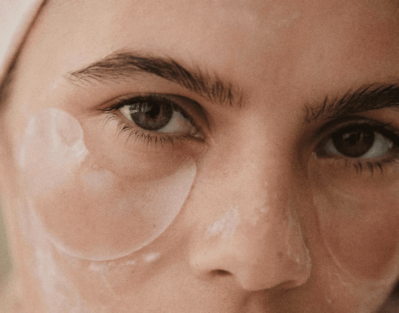 Nahaufnahme eines Gesichts mit aufgetragenen Pflegeprodukten als Symbol für Beauty-Fulfillment.