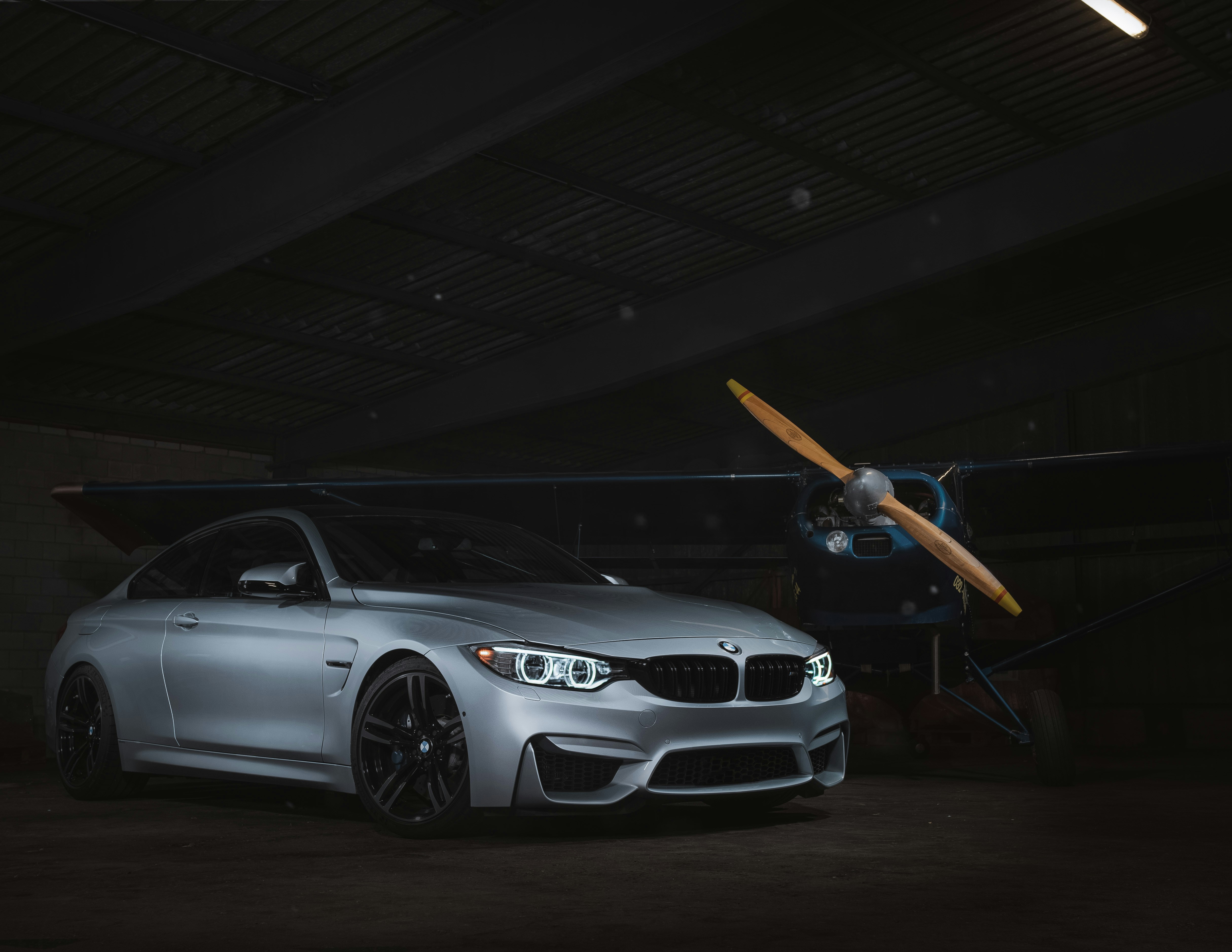 Bij Micky’s Cleaning krijgen zowel auto’s als vliegtuigen dezelfde aandacht, precisie en passie van showcarglans tot complete voertuigverzorging.