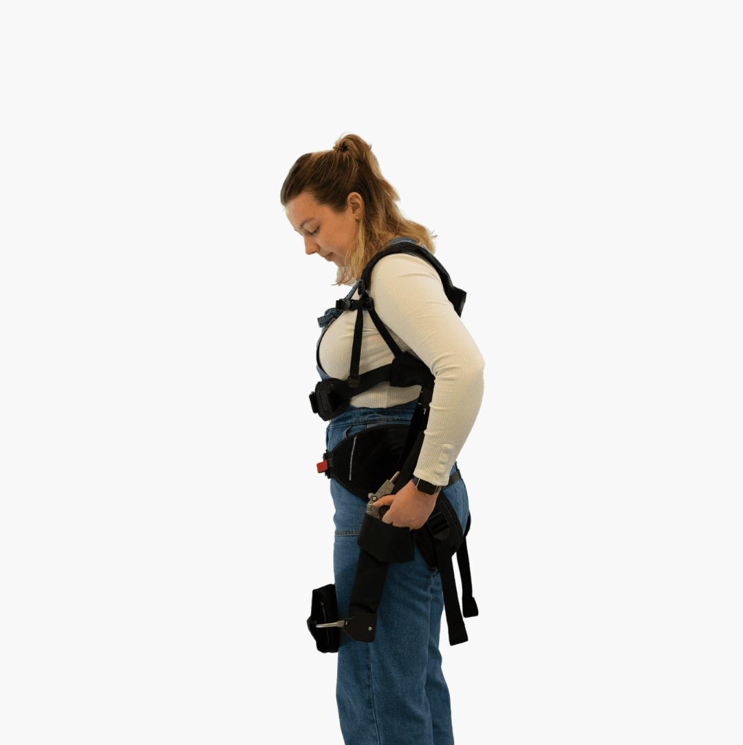  Exosquelette dorsal Wave porté par une travailleuse, vue de profil, montrant le système de soutien du dos pour réduire les efforts lombaires.