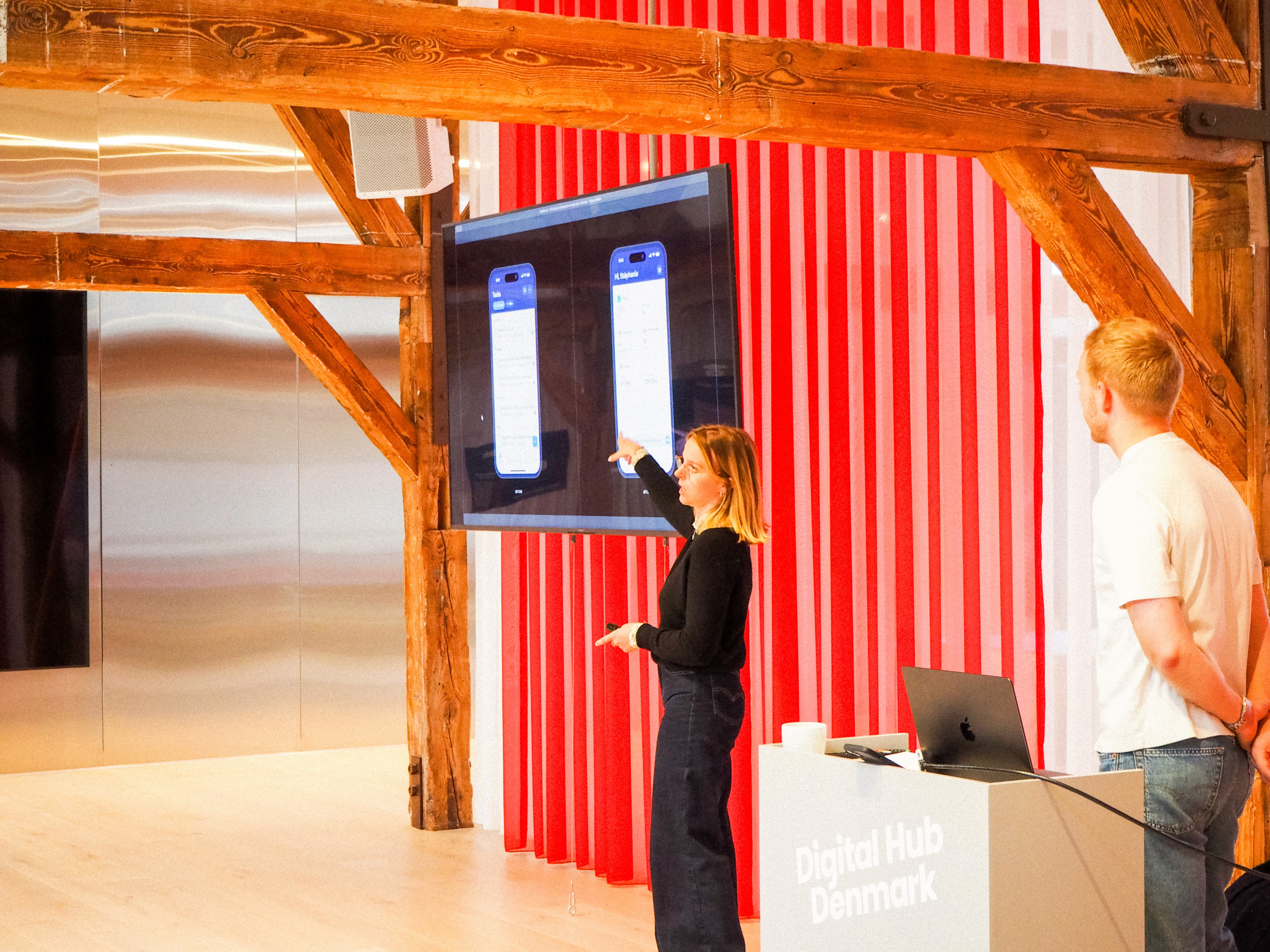 Stéphanie presenting UX findings.