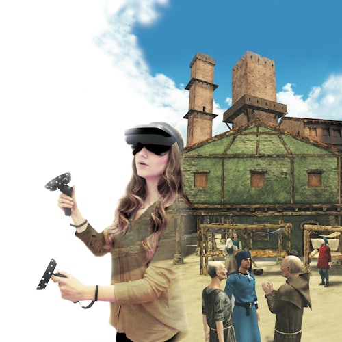 Una donna che utilizza un visore VR e dei controller; sullo sfondo si vede una scena di un villaggio medievale con persone in abiti storici.