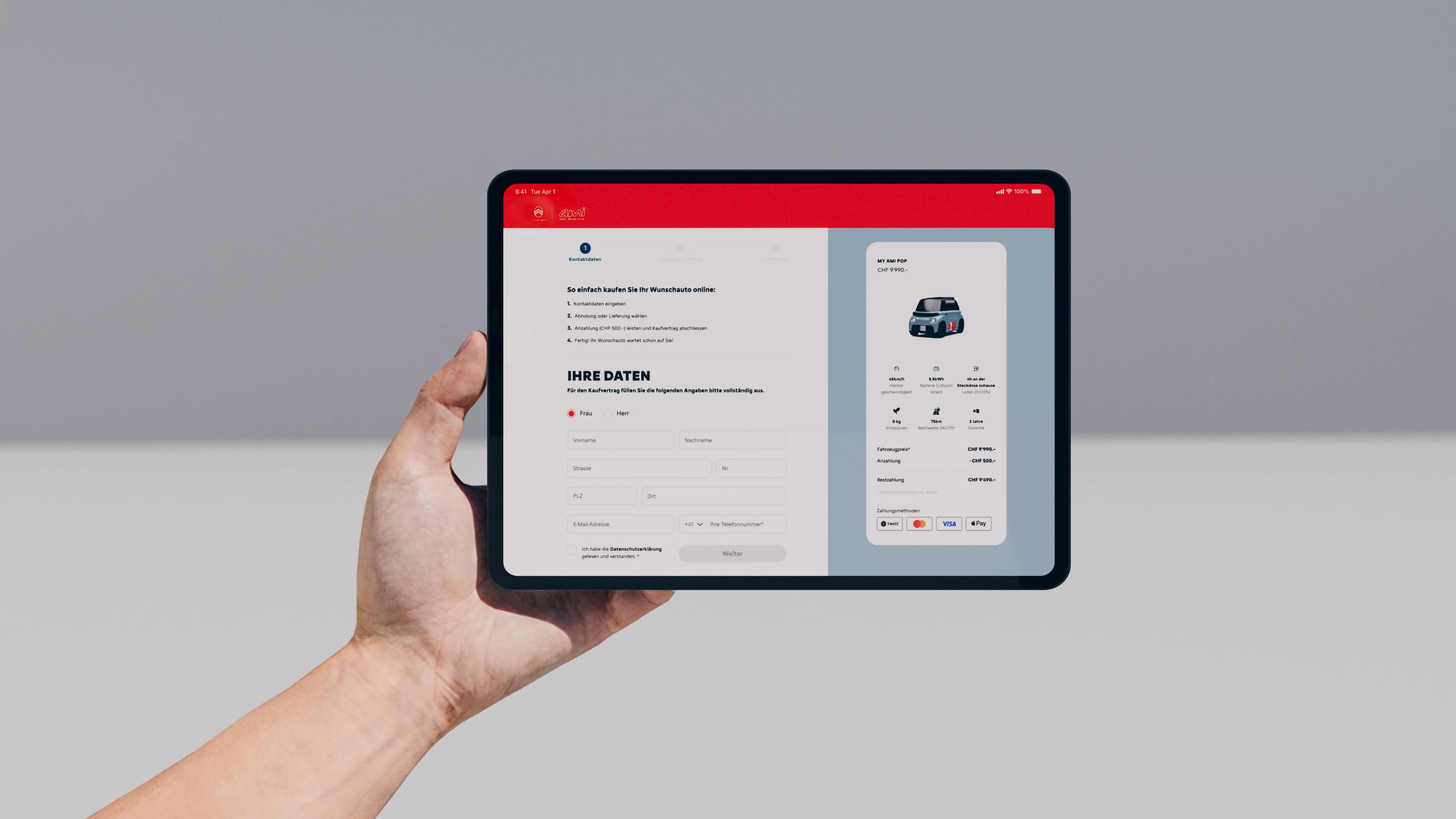 Eine Hand hält ein Tablet im Querformat, auf dem der Bezahlvorgang im Schweizer Citroën-Shop angezeigt wird.