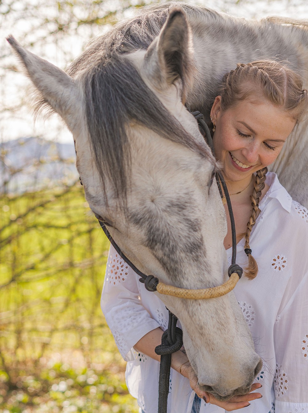 photographie portrait femme donnant à manger à un cheval haute-savoie