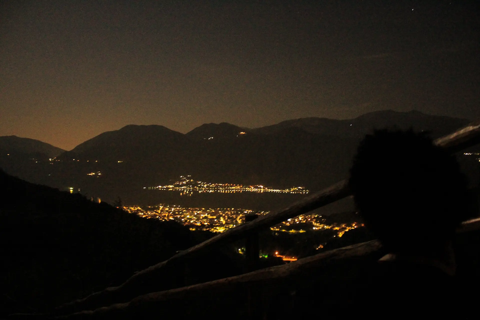 Una scout guarda le luci delle città in lontananza