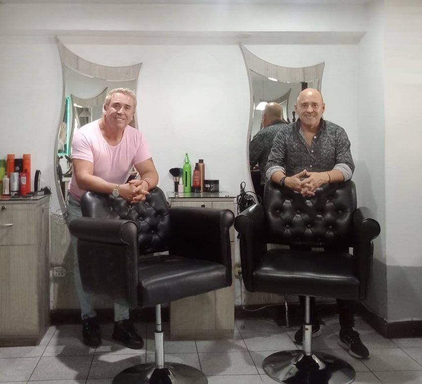 Carlos y Hugo en Peluquería Carlos y Hugo Spa, una marca nacida de su visión y pasión por la belleza, ofreciendo una experiencia excepcional en Arequipa