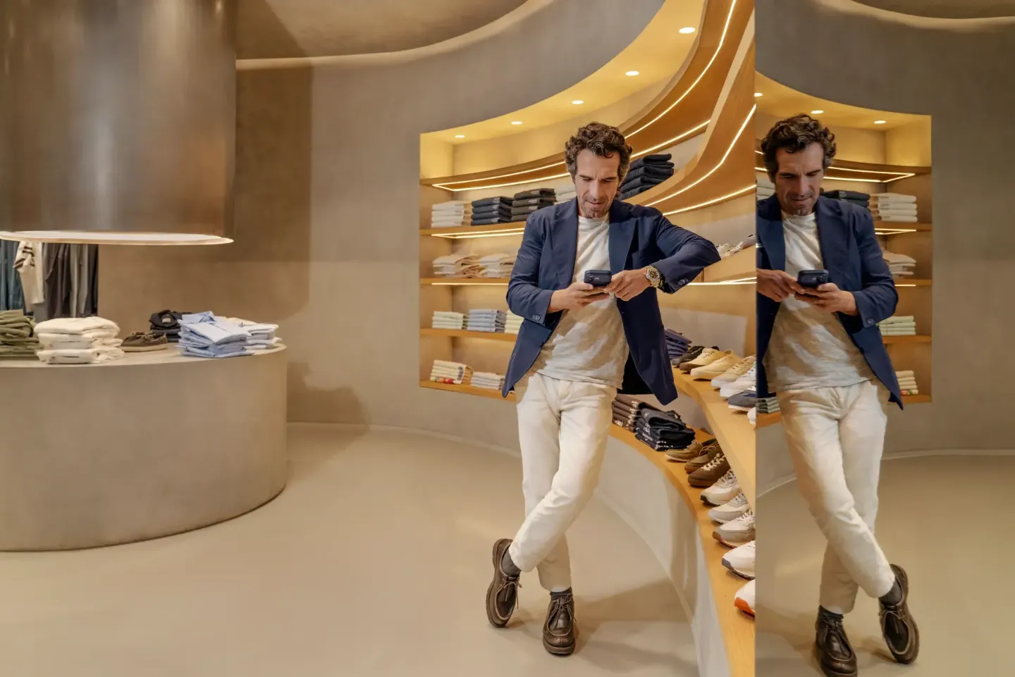 Empresario y dueño de negocio en Murcia consultando su teléfono móvil, respaldado por la protección integral de los seguros para empresas y autónomos de Allianz.