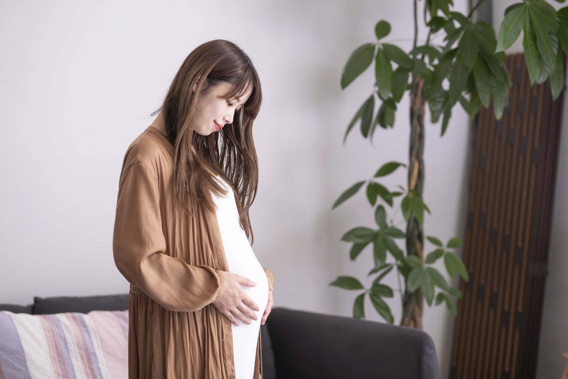 お腹の中の赤ちゃんを見つめる妊婦|RSウイルスワクチンの安全性と副反応