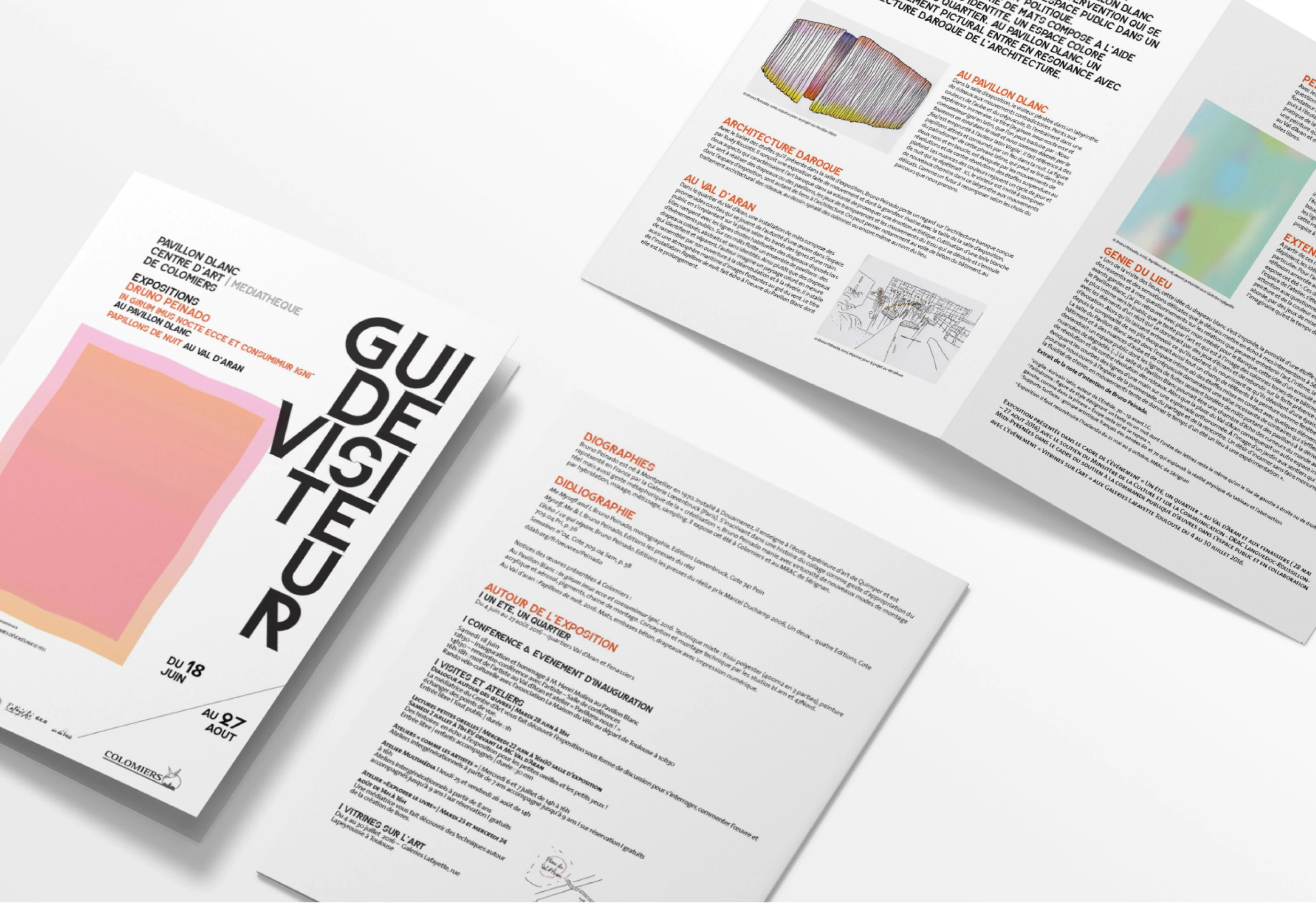 Mise en situation du guide du visiteur déplié pour l'exposition d'art contemporain au Pavillon Blanc de Colomiers.