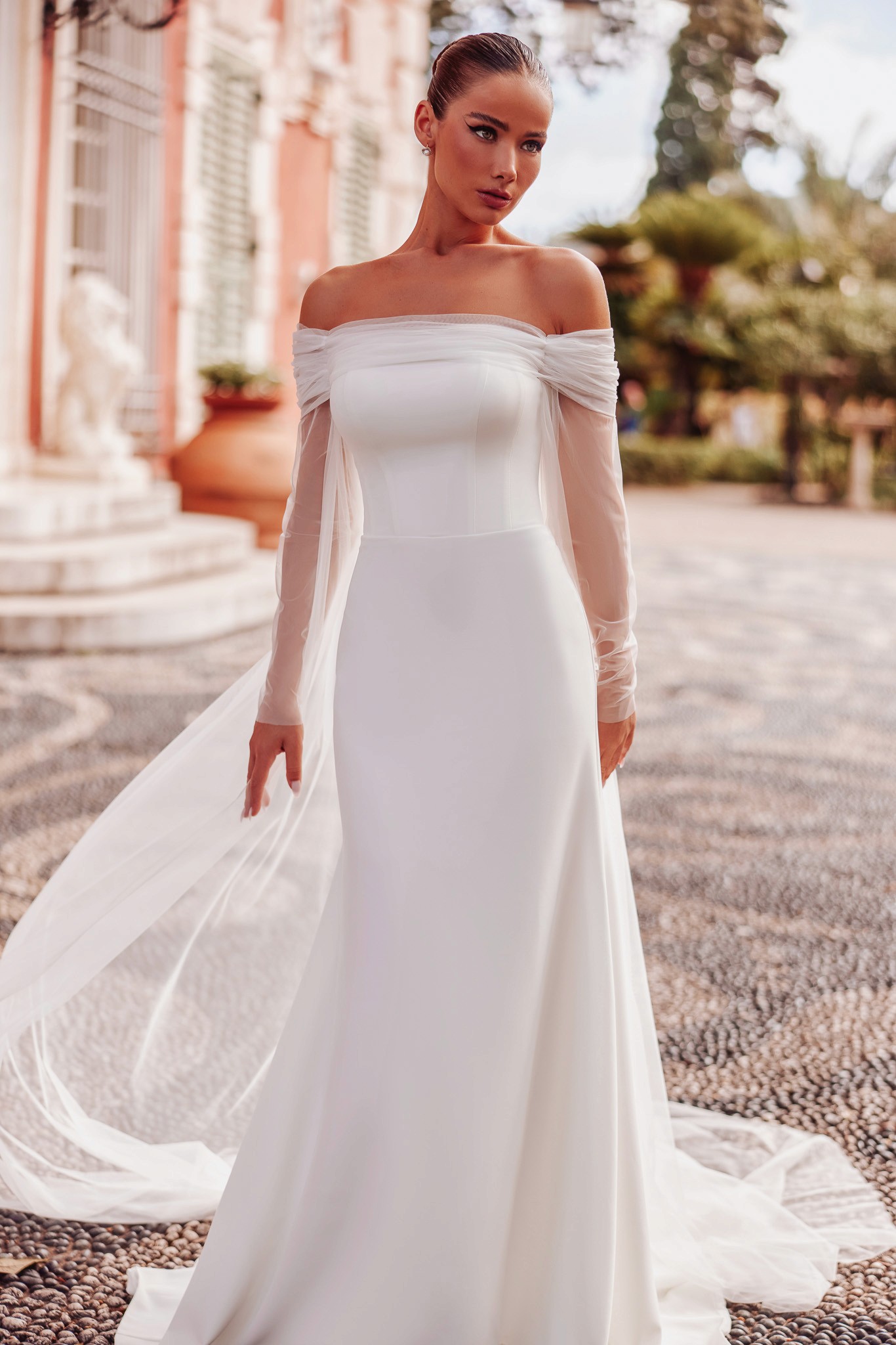 Hochzeitskleid in cleanem Design mit Carmen-Ausschnitt