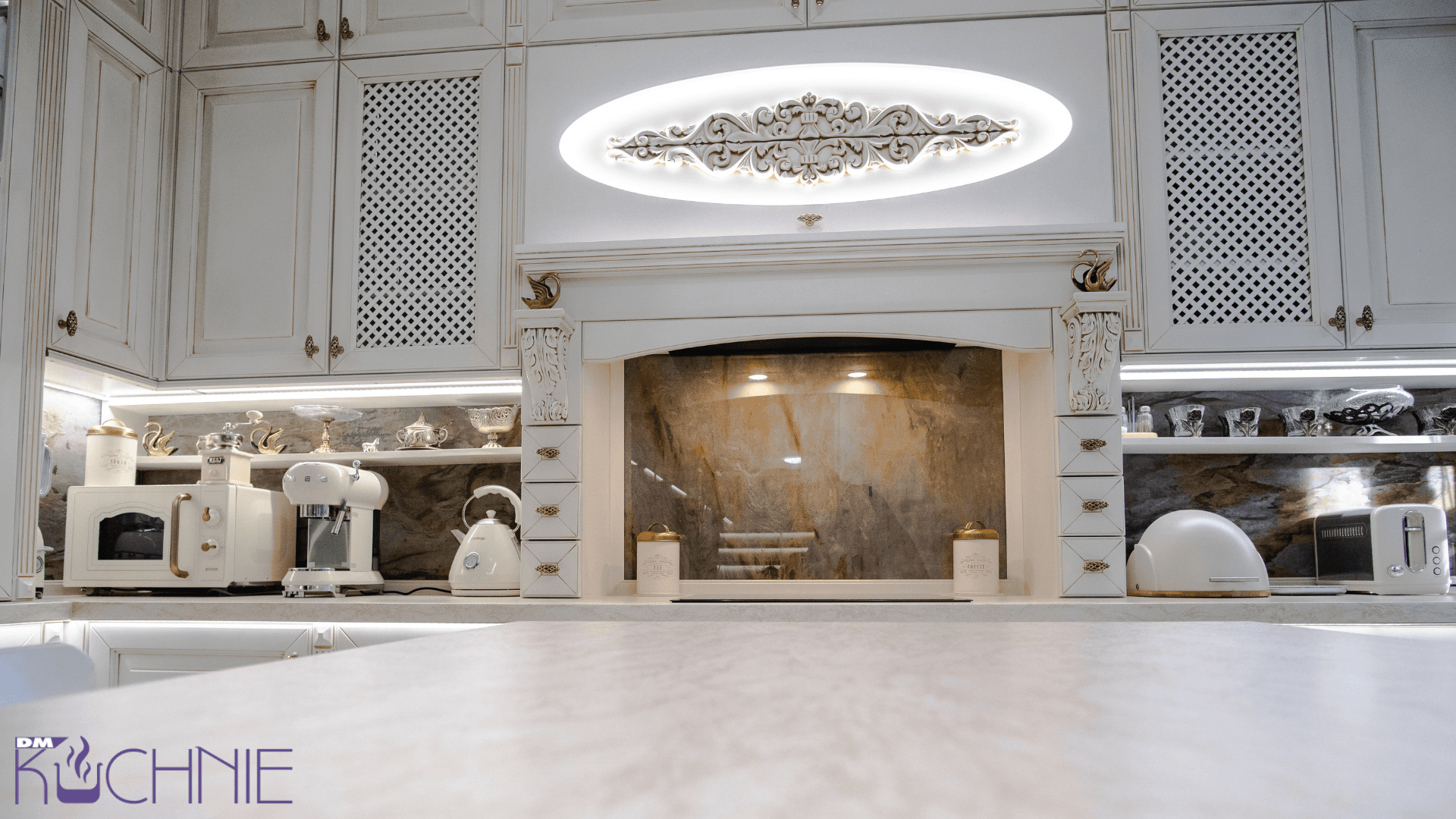 Strefa gotowania z dekoracyjnym okapem w eleganckiej kuchni wykonanej na wymiar w Warszawie