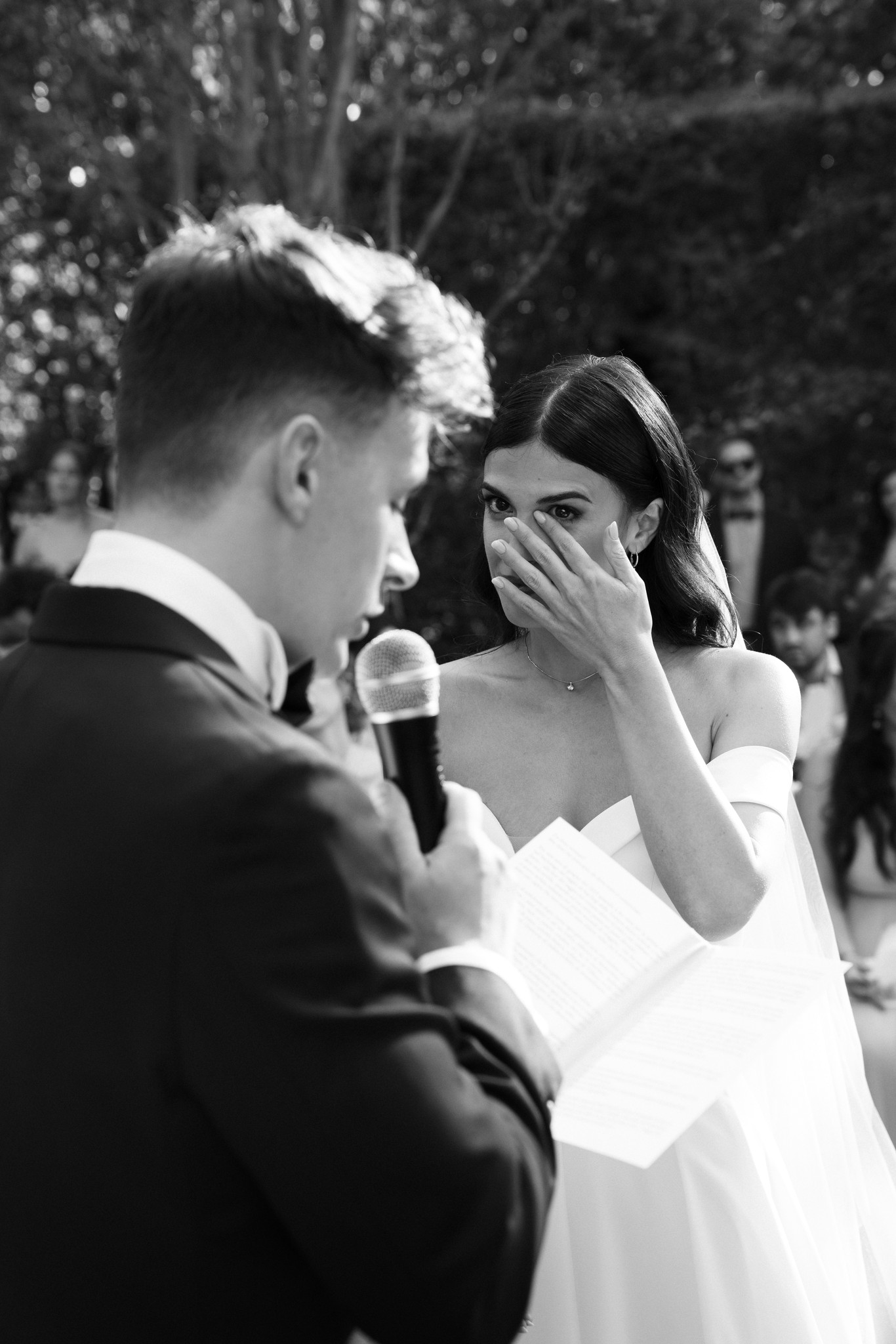 Sposo legge i voti mentre la sposa commossa si copre il volto, cerimonia a Villa Negri