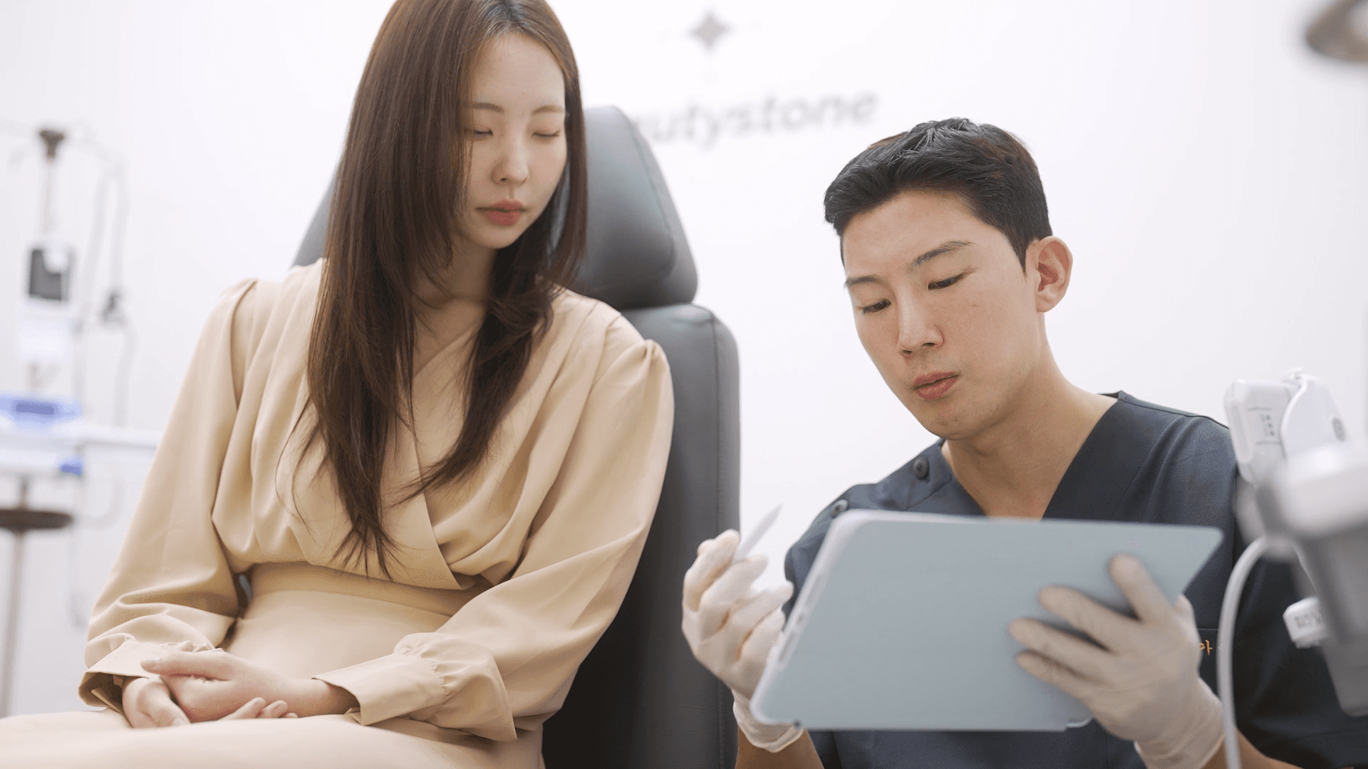 뷰티스톤의원 초음파 상담 장면
