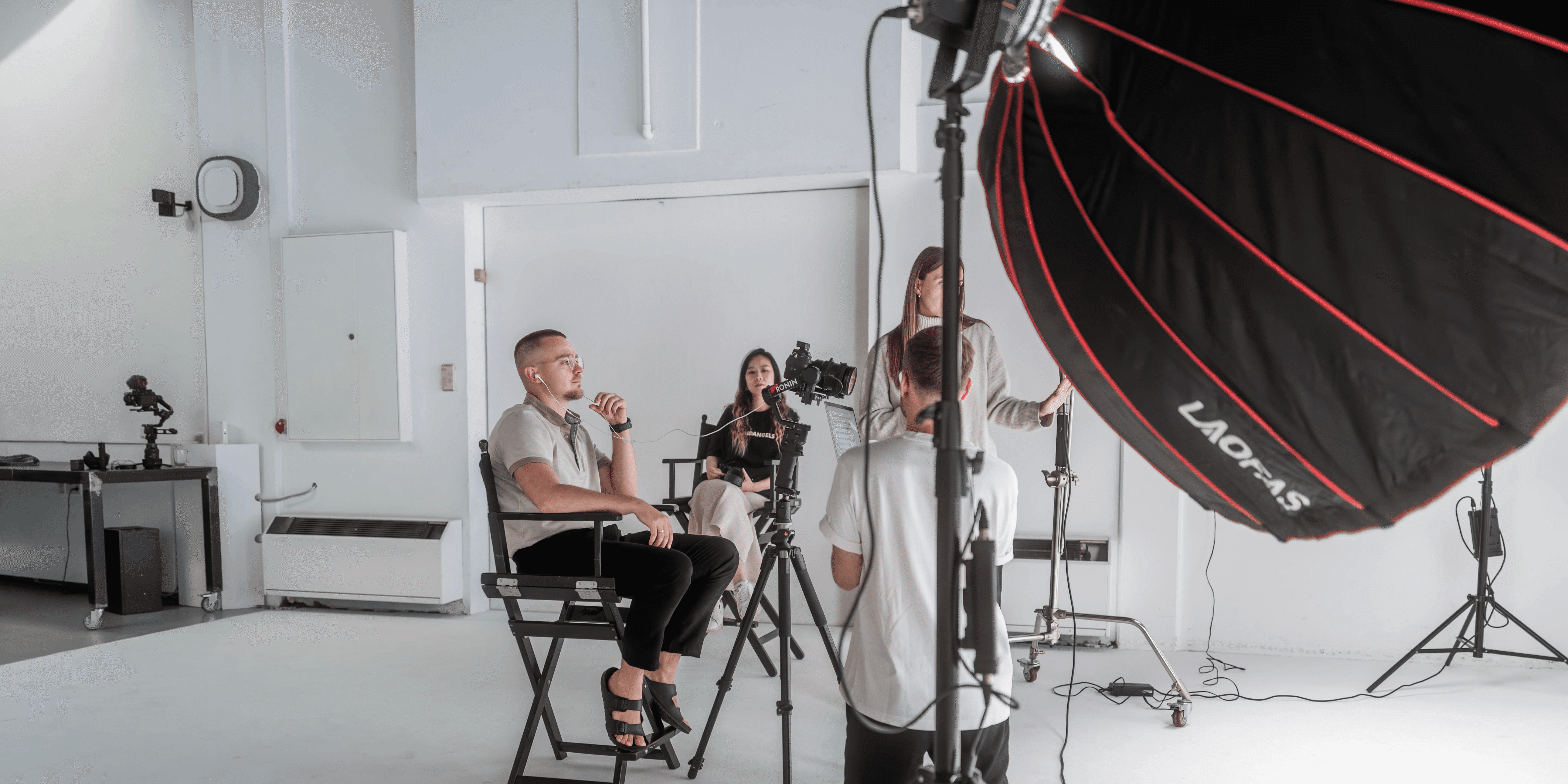 Filmset mit Alexander Friesen von AF-Films während einer Studioaufnahme mit Kamera, Lichttechnik und Team.