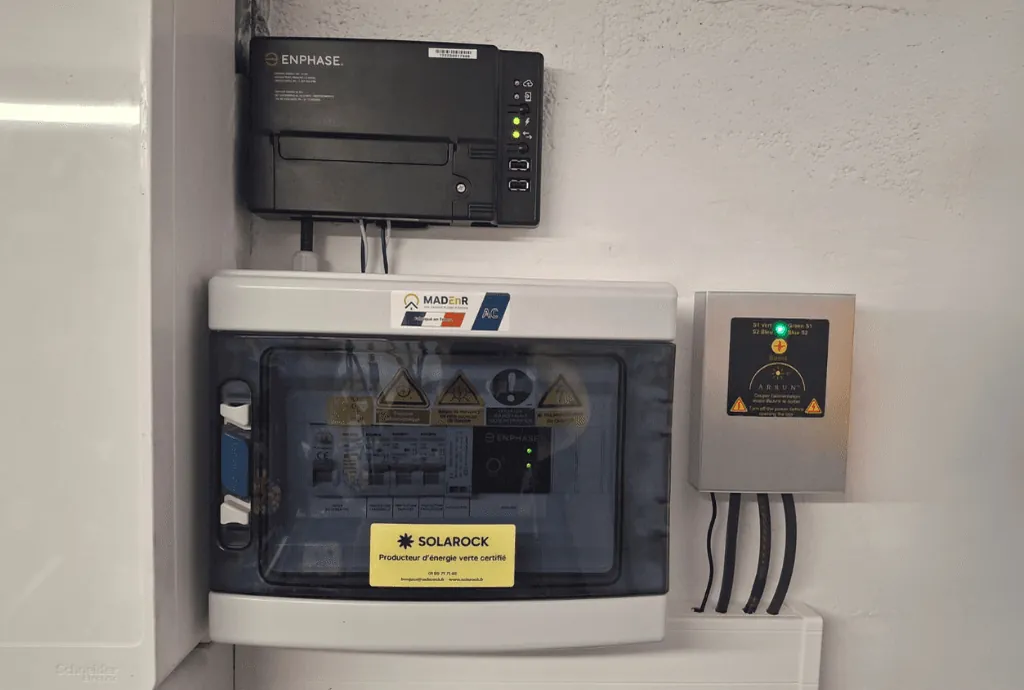 Photo du compteur électrique d'une maison à Antony (Ile-de-France) équipée de panneaux photovoltaïques dont l'installation a été faite par Solarock.