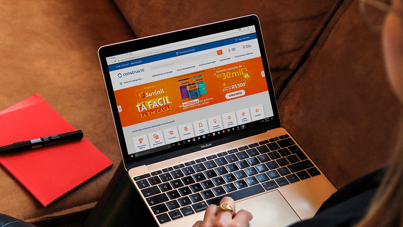 Notebook aberto com o website da loja