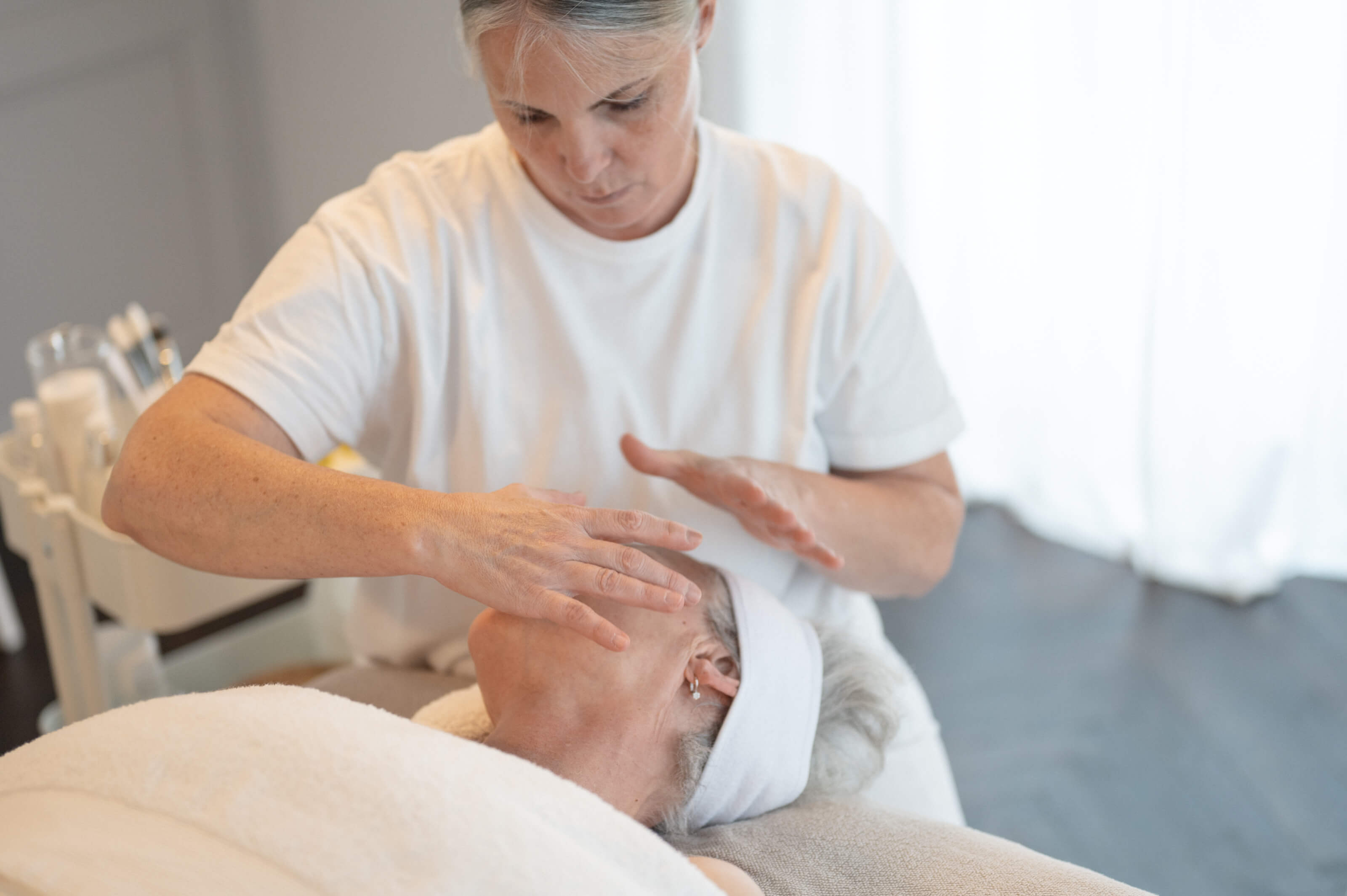 les mains jouent un rôle fondamental dans les soins de facialisme