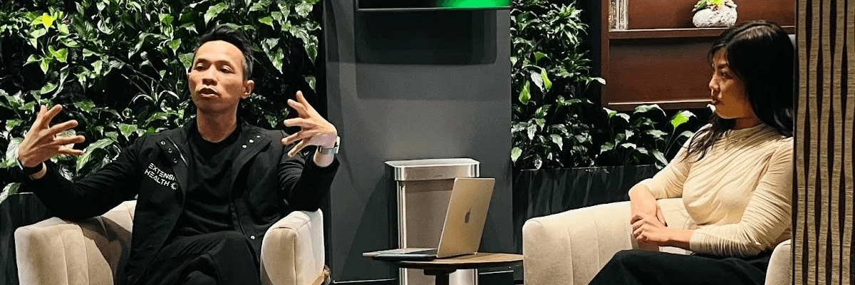 Two people sitting and chatting on white chairs