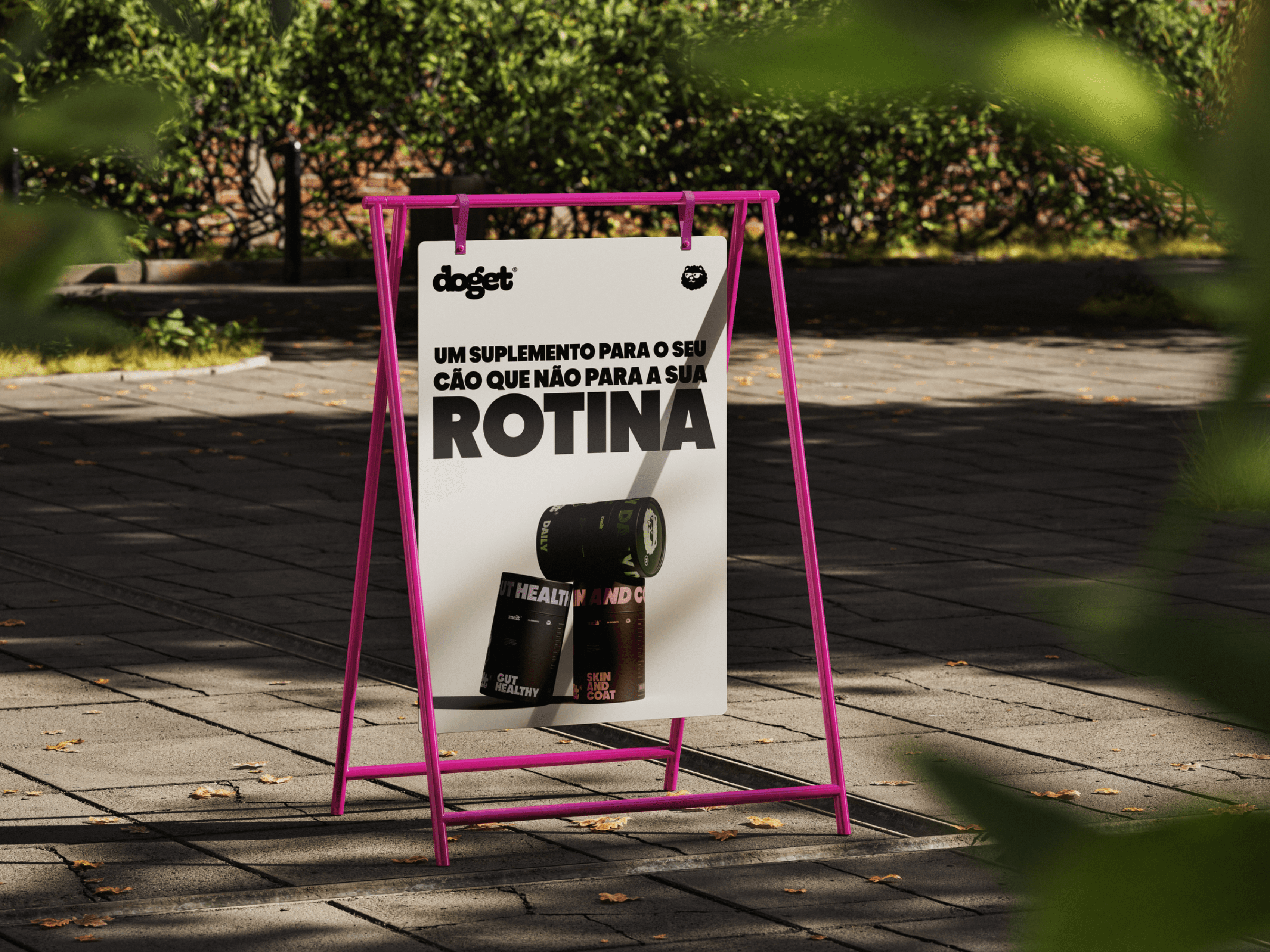 Vitrine urbanda com um cartaz da marca Oya