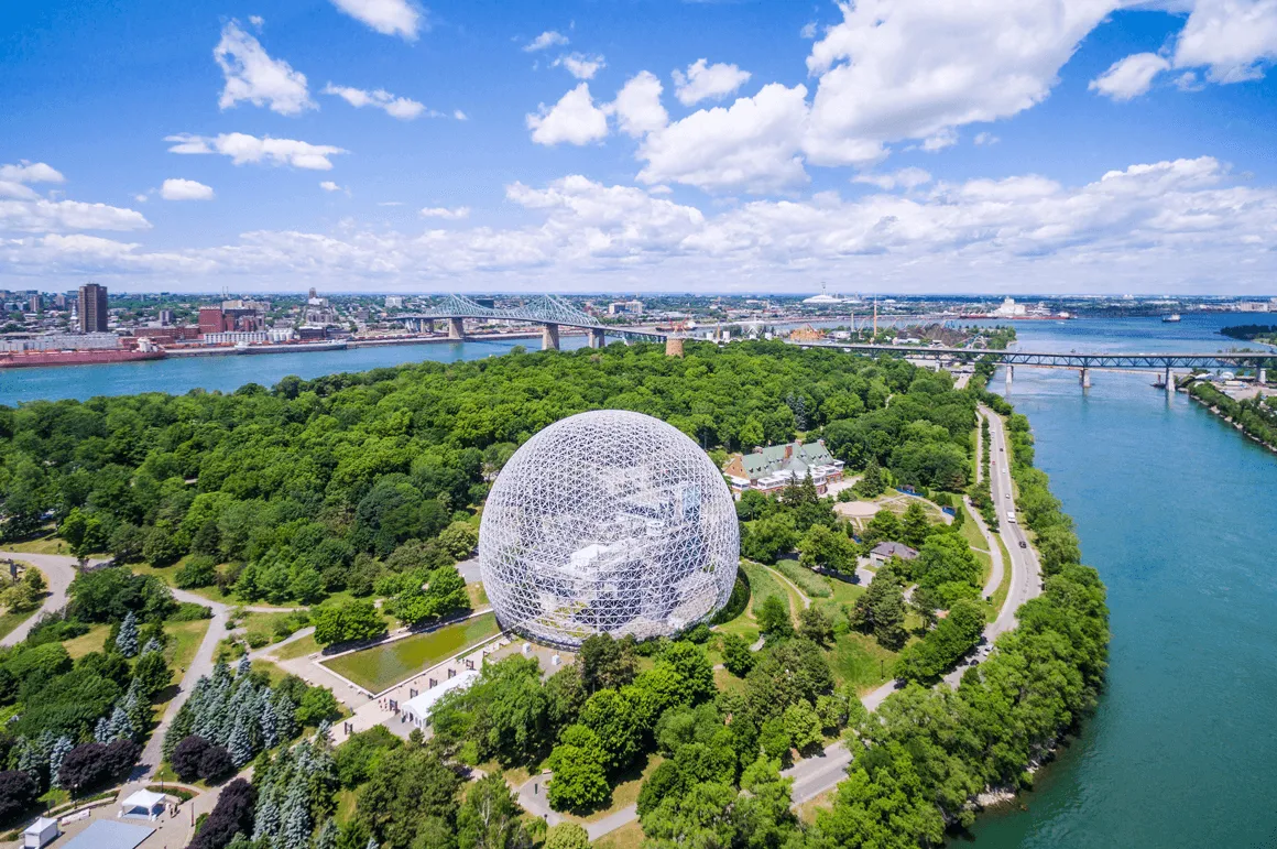 Parc Jean-Drapeau à Montréal avec espaces verts et installations de loisirs