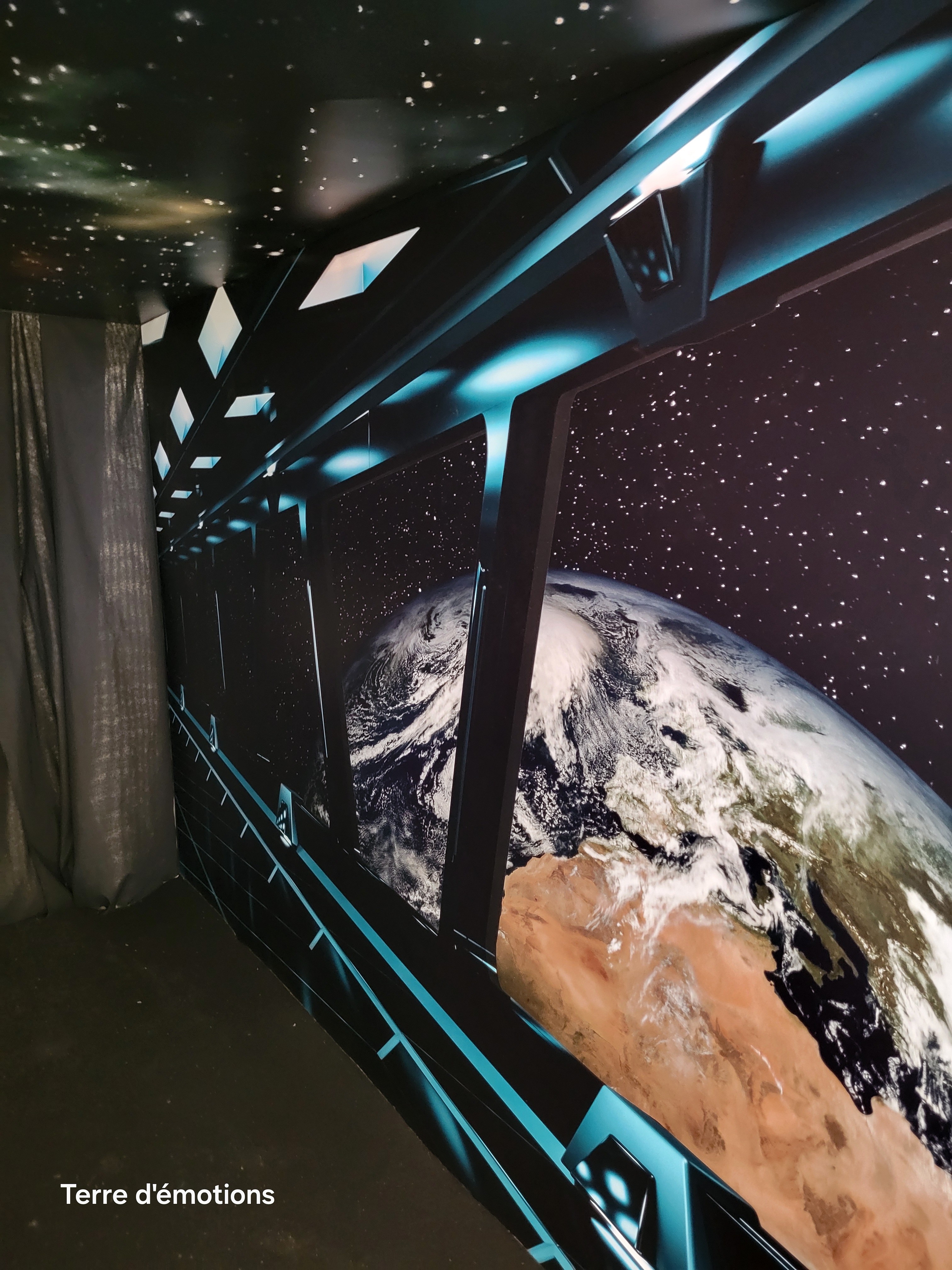 Décor animation et scénographie immersive thème espace cosmos pour soirée d’entreprise à Bordeaux