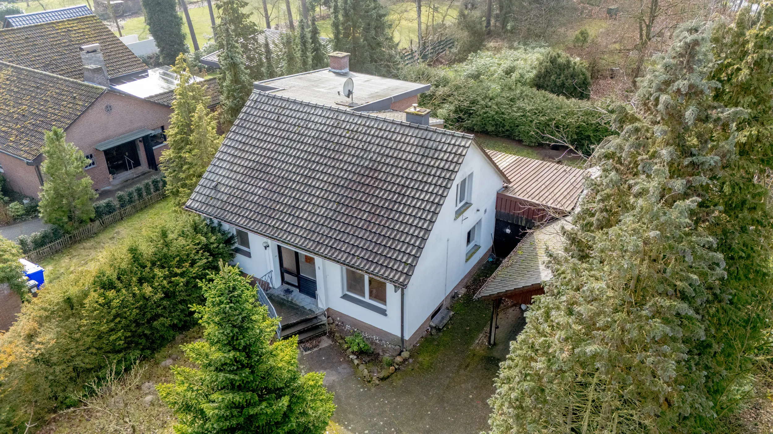 Luftaufnahme eines freistehenden Einfamilienhauses mit Garten und Zufahrt in ruhiger, grüner Lage in Gronau-Epe.