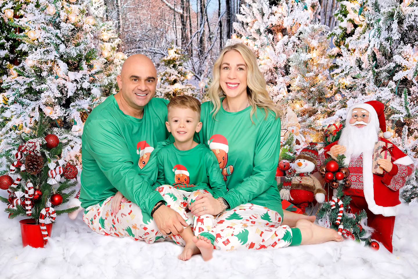 Celebrate your bond with a professional Christmas family photos in Dubai by Mahvin Photography, crafted with warmth and emotion.