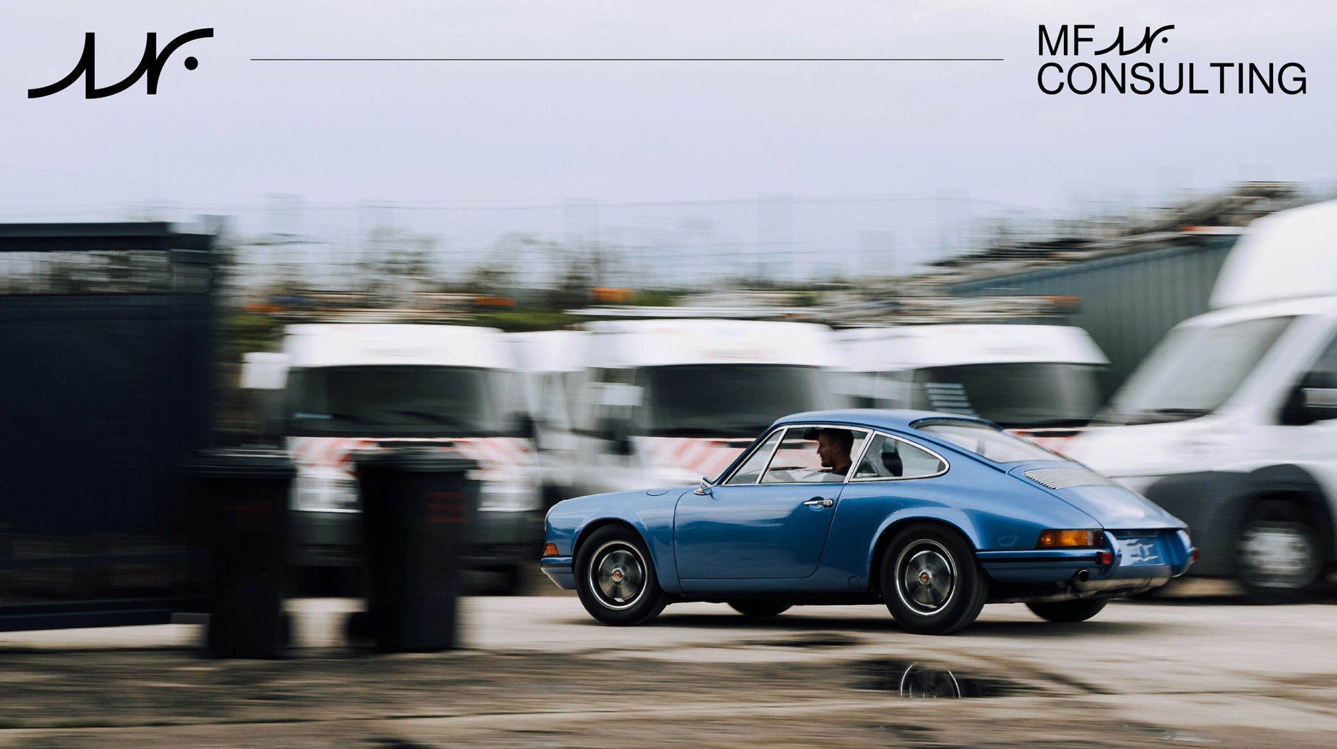Photo d'une Porsche 911 bleue au milieu d'un parking, avec les logos MF Consulting.