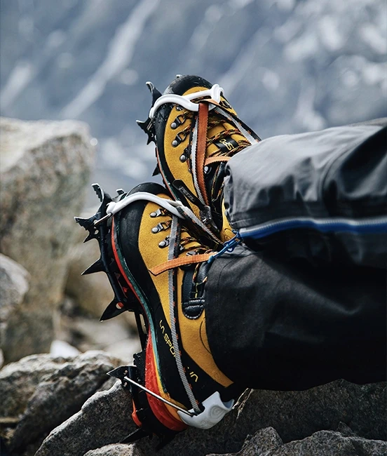 Paire de crampons jaune pour la montagne