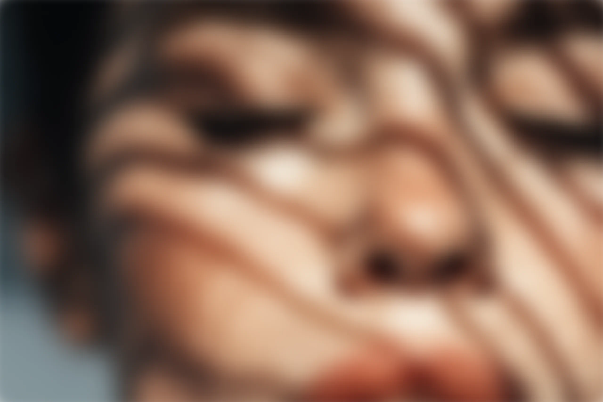 Nahaufnahme eines Gesichts im Sonnenlicht – Wärme, Ruhe und Natürlichkeit als Sinnbild für das Leben in MARTA.