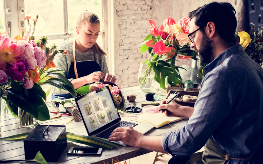 Zij aanzicht van iemand die de webshop aan het bekijken is
